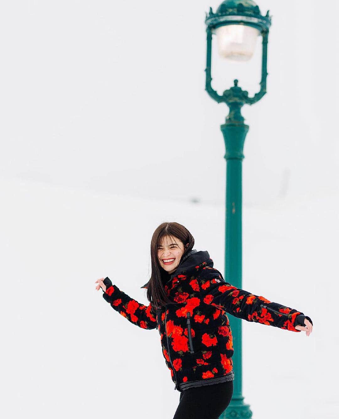 アン・カーティスのインスタグラム：「Free-spirited - Goblin Huntin’ - Poutine Lovin’ - Snow Bunny 🐰. @moncler #moncler #monclergenius #monclergrenoble . . . @sweet.escape @laetitiaphotographe」