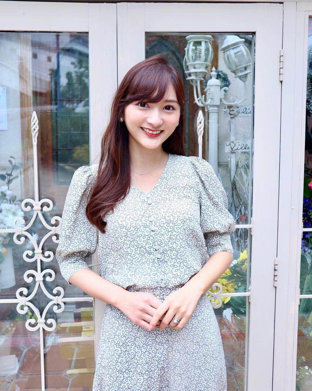 のインスタグラム：「土曜日だけど、今日もお仕事に展示会にディナーに予定もりもり🧸 雨が降るみたいだから傘忘れないようにしなきゃ❣️ . この日のお洋服は、リーフ柄のセットアップ🌿 ワンピースに見えるけど上下別々なんだ〜 トップスの形がお気に入りすぎる❤️ . setup : #titivate #ティティベイト @titivatejp . #coordinate#ootd#Japanese#Japanesegirl#Happy#girl#girly#fashion#instafashion#instagood#rubi_fashion#titivate#titivatestyle#リーフプリントパフスリーブブラウス#リーフプリントフレアロングスカート#リーフ#リーフ柄#セットアップ」