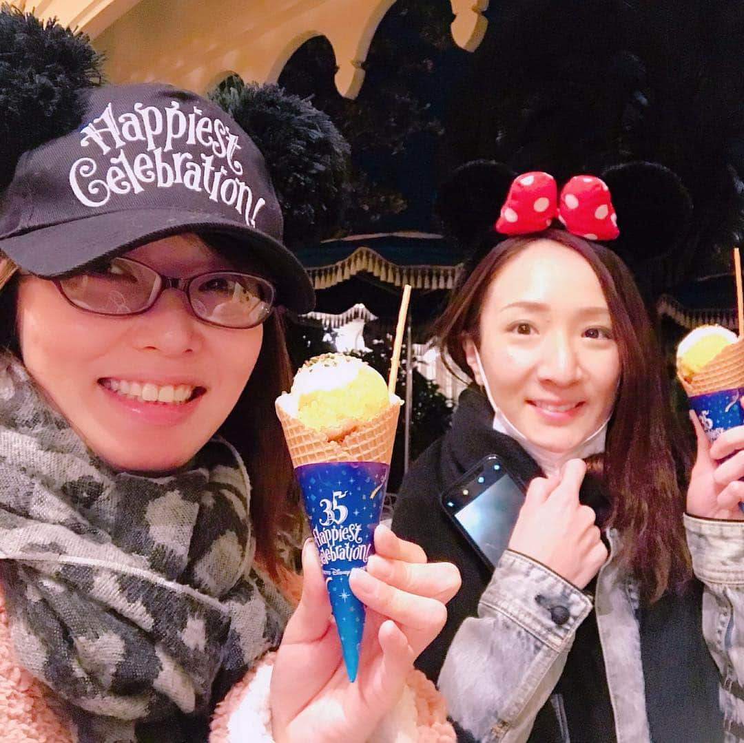 蓮城まことさんのインスタグラム写真 - (蓮城まことInstagram)「🏰🐭🏰 先日、いつメンで 東京ディズニーランドに行ってきました🐭 たぶん、30周年の時に行って以来なので5年ぶり！ 久しぶりに行ったらめっちゃ楽しかった✨ メンバーが良いのもあるかな😁 絶叫ダメな私に合わせて、 ゆるーい乗り物ばっか乗ってくれてありがとう(笑) れいちゃんに教えてもらったカルビコーンを さなと食べたけどすごい美味しくてオススメ！ かなり満喫しました😊 #東京ディズニーランド #TDL #涼瀬みうと #さな #朝風れい #れいちゃん #蓮城まこと  #れいちゃんの一眼レフ #まじで神 #4枚目の写真 #キレイすぎる #次は40周年かな (笑) #花粉対策ばっちり」3月16日 12時13分 - makotorenjo_king_official