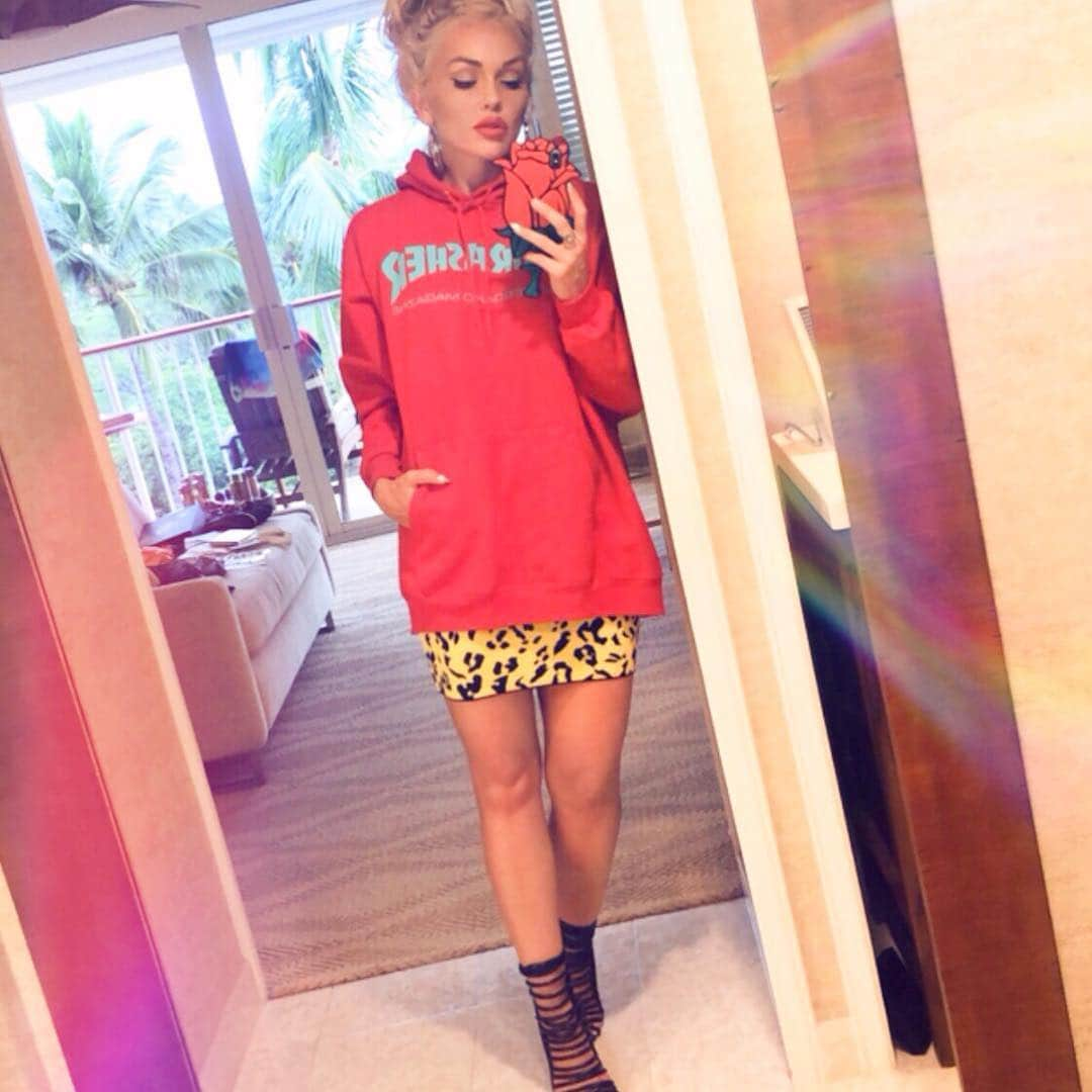 カンディー・ジョンソンさんのインスタグラム写真 - (カンディー・ジョンソンInstagram)「Hoodies and heels...pretty much sums up my personality😂👊❤️ Tomboy that likes to dress up sometimes. ___________________________________ #hoodie #heels #ootd #not #your #popular #fashion #style #blogger」3月16日 12時05分 - kandeejohnson