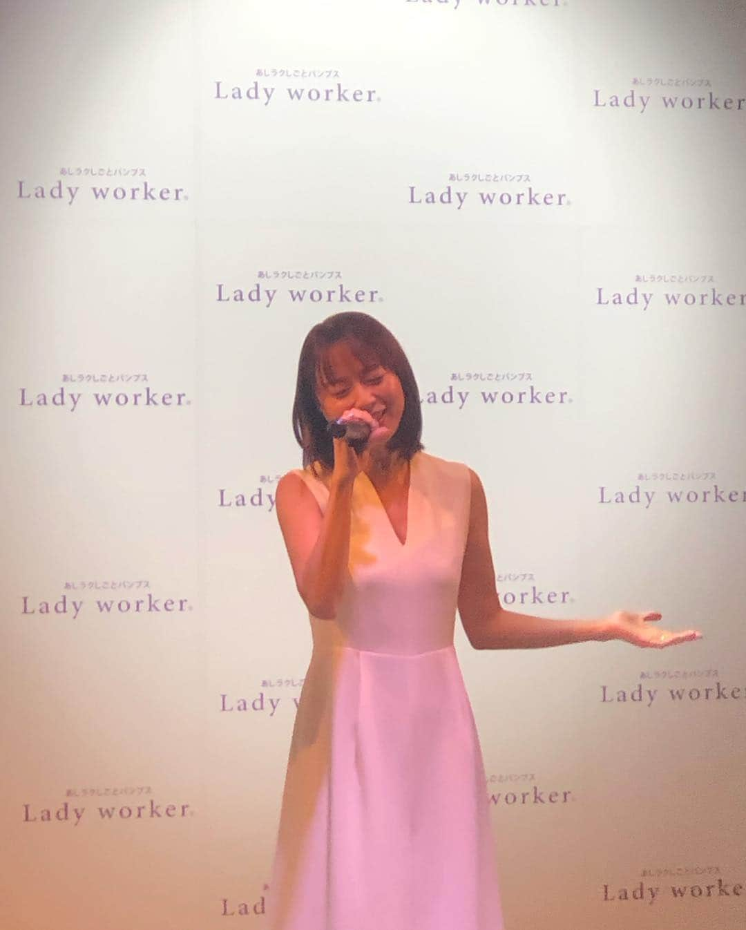 shizuka.watanabeさんのインスタグラム写真 - (shizuka.watanabeInstagram)「♡♡♡ ・ ・ 昨日は #Ladyworker のイベントへ！ ・ 働く女性の理想のパンプスを叶えてくれたシューズは履き心地が本当に良い💛 ・ 安定感があってしっかりとかかともホールドされていてピタッと足にフィットする感覚‼️ ・ 今までに味わった事のない感覚で 履いた人にしか本当の良さは伝わらないかも！！ ・ ぜひ履いて欲しい〜🙌❤️ ・ ・ ・ ・ イベントではイメージモデルをしている鈴木あみさんが登場して生歌を歌ってくれてもう最高でした‼️ ・ そのあと3人でカラオケ🎤で ビートゥギャーザーしたのは言うまでもない、、、（笑 ・ ・ ・ #レディワーカー #shoes #イベント #鈴木あみ #アミーゴ  #AcureZ #アキュアーズ #パンプス #レディワーカー#あしラクしごとパンプス」3月16日 12時05分 - shizuka.watanabe