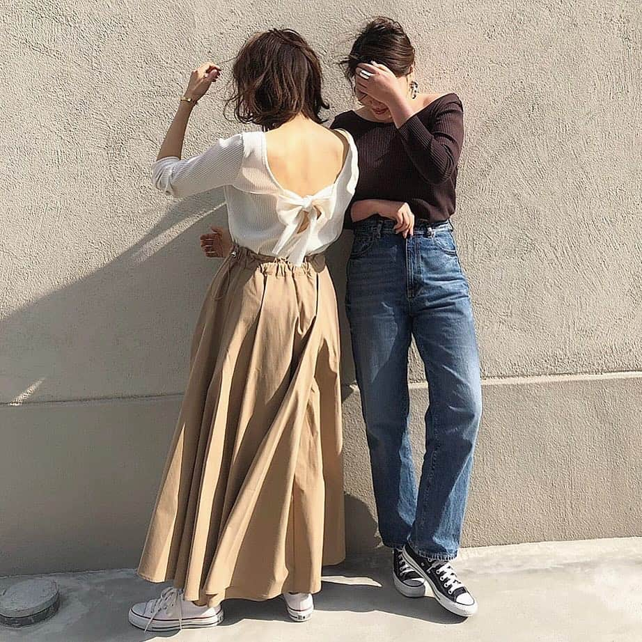 ETRÉ TOKYO ストアさんのインスタグラム写真 - (ETRÉ TOKYO ストアInstagram)「・ (右)Saki 165㎝ 【 @_sakichiru_ 】 (左)Marie 163㎝ 【 @marie19m 】  #バックリボンリブTEE ¥9,000+tax 着用：WHITE.BROWN / Fサイズ  #タイプライターボリュームスカート ¥19,000+tax 着用：BEIGE / Fサイズ  #etretokyo#etre#fashion#ootd#outfit#coordinate #mineby3mootd#casual#etretokyonagoya#etretokyoshinjuku #etretokyoosaka#sweat #エトレ#エトレトウキョウ#ニット#カーディガン#コーディネート#コーデ#シンプルコーデ#大人コーデ#大人カジュアル#春コーデ#春トップス#タカシマヤゲートタワーモール#LUCUA#ルミネ新宿」3月16日 12時06分 - etretokyo_store