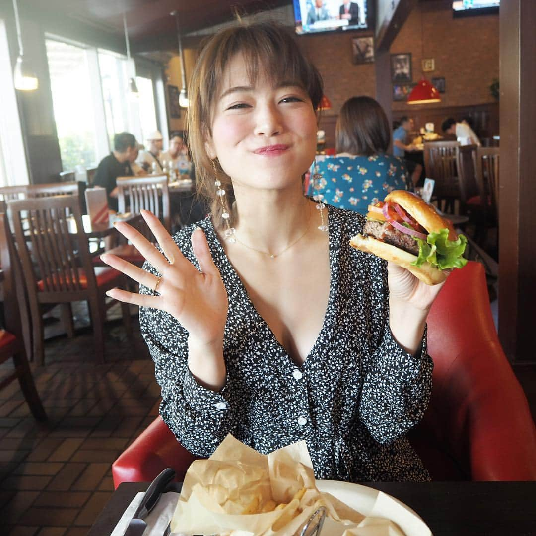 石井里奈さんのインスタグラム写真 - (石井里奈Instagram)「こんにちは❤️ . お昼は里奈ログ😛🍔🍟 グアム編最終回です🥰💕 ようやくあげきった🥰❣️❣️ . ゆきちゃんと最終日のランチにフライデーズへ💕日本にもあるけどやっぱり海外で食べるとより一層美味しく感じちゃう😋💕🍟 . 最初量多いね〜🙄とか言って食べてたけどあっという間完食してた🐷笑 . よく歩いてたしお腹空いてたんだろうなぁ💕それにしても私嬉しそう← . 明日はそんな仲良しなゆきちゃんと栃木へいちご狩り😍🍓 . 楽しみだなぁ〜😘✨ 沖縄の写真も順次アップします👌👌 . #guam #グアム #グアム旅行 #ビーチ #ハワイ #hawaii #ハワイ旅行 #りなまるグルメ #ハンバーガー #fridays #hamburger #junkfood #ジャンクフード #ランチ #lunch #リゾート #resort #sea #海 #food #instafood #smile #happy #彼女とデートなうに使っていいよ #girl #女子旅 #幸せ #休日」3月16日 12時09分 - ri7tin1025