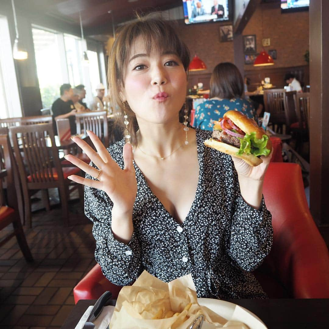 石井里奈さんのインスタグラム写真 - (石井里奈Instagram)「こんにちは❤️ . お昼は里奈ログ😛🍔🍟 グアム編最終回です🥰💕 ようやくあげきった🥰❣️❣️ . ゆきちゃんと最終日のランチにフライデーズへ💕日本にもあるけどやっぱり海外で食べるとより一層美味しく感じちゃう😋💕🍟 . 最初量多いね〜🙄とか言って食べてたけどあっという間完食してた🐷笑 . よく歩いてたしお腹空いてたんだろうなぁ💕それにしても私嬉しそう← . 明日はそんな仲良しなゆきちゃんと栃木へいちご狩り😍🍓 . 楽しみだなぁ〜😘✨ 沖縄の写真も順次アップします👌👌 . #guam #グアム #グアム旅行 #ビーチ #ハワイ #hawaii #ハワイ旅行 #りなまるグルメ #ハンバーガー #fridays #hamburger #junkfood #ジャンクフード #ランチ #lunch #リゾート #resort #sea #海 #food #instafood #smile #happy #彼女とデートなうに使っていいよ #girl #女子旅 #幸せ #休日」3月16日 12時09分 - ri7tin1025