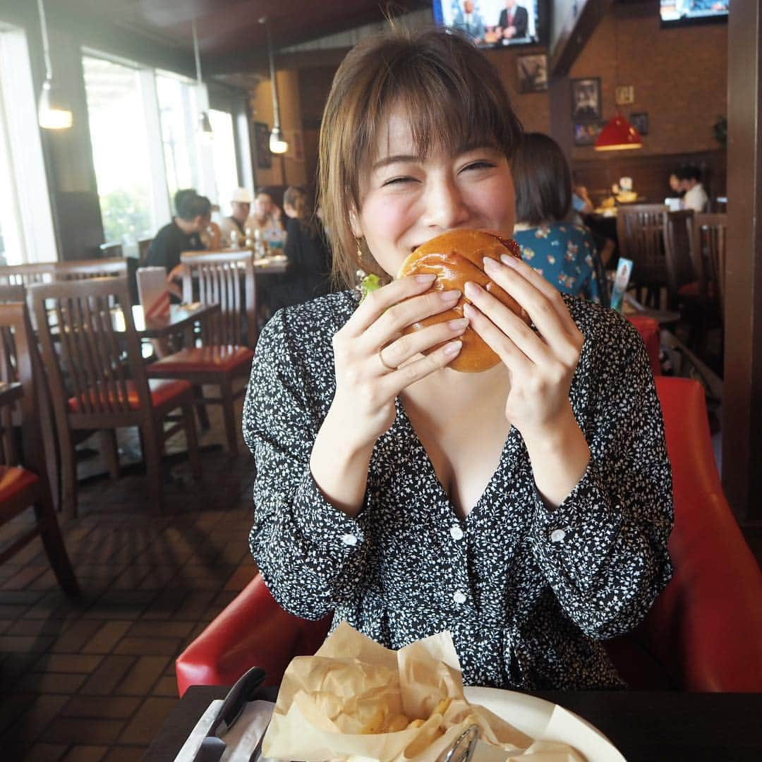 石井里奈さんのインスタグラム写真 - (石井里奈Instagram)「こんにちは❤️ . お昼は里奈ログ😛🍔🍟 グアム編最終回です🥰💕 ようやくあげきった🥰❣️❣️ . ゆきちゃんと最終日のランチにフライデーズへ💕日本にもあるけどやっぱり海外で食べるとより一層美味しく感じちゃう😋💕🍟 . 最初量多いね〜🙄とか言って食べてたけどあっという間完食してた🐷笑 . よく歩いてたしお腹空いてたんだろうなぁ💕それにしても私嬉しそう← . 明日はそんな仲良しなゆきちゃんと栃木へいちご狩り😍🍓 . 楽しみだなぁ〜😘✨ 沖縄の写真も順次アップします👌👌 . #guam #グアム #グアム旅行 #ビーチ #ハワイ #hawaii #ハワイ旅行 #りなまるグルメ #ハンバーガー #fridays #hamburger #junkfood #ジャンクフード #ランチ #lunch #リゾート #resort #sea #海 #food #instafood #smile #happy #彼女とデートなうに使っていいよ #girl #女子旅 #幸せ #休日」3月16日 12時09分 - ri7tin1025