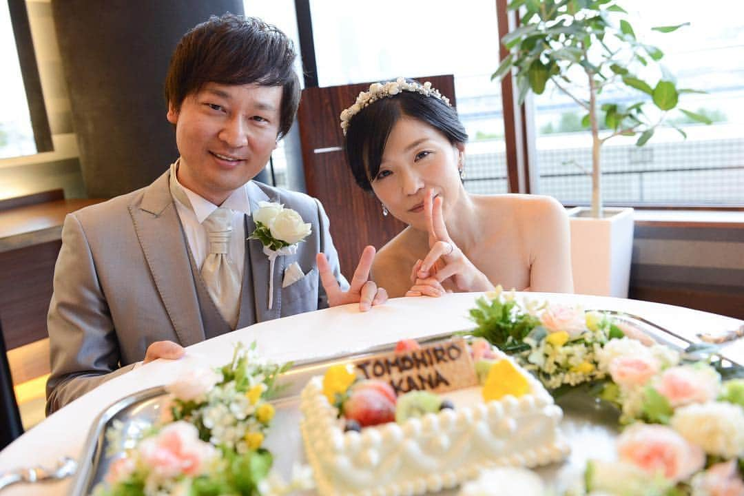 St.AQUA 東京の結婚式場 サンアクアチャペルさんのインスタグラム写真 - (St.AQUA 東京の結婚式場 サンアクアチャペルInstagram)「ありがとうを伝える一日 . 今まで育ててくれた親御様へ感謝の気持ちを伝えることをテーマに。 . お食事会の中ではケーキ入刀したり、夜景をバックに家族写真を撮ったりなどご家族水入らずでステキなひと時となりました☺️ . . wedding date 2019.2.15 groom&bride T&K hair&makeup Momoyo Shigeta planner Nao Orido . . #サンアクア #サンアクアチャペル #d_wedding #海の近くのウエディング #2019年春婚  #挙式とお食事会 #船上パーティー #少人数ウエディング #ファミリーウエディング #ウエディングブーケ #会場コーディネート #少人数挙式 #家族婚 #家族挙式 #マタニティウエディング #パパママ婚  #ブライダルフェア #ウエディングドレス #ドレス試着 #結婚式場探し #式場探し #式場見学  #プレ花嫁 #2人挙式  #船上ウエディング #結婚式準備 #竹芝 #日本中のプレ花嫁さんと繋がりたい」3月16日 12時11分 - staquatakeshiba