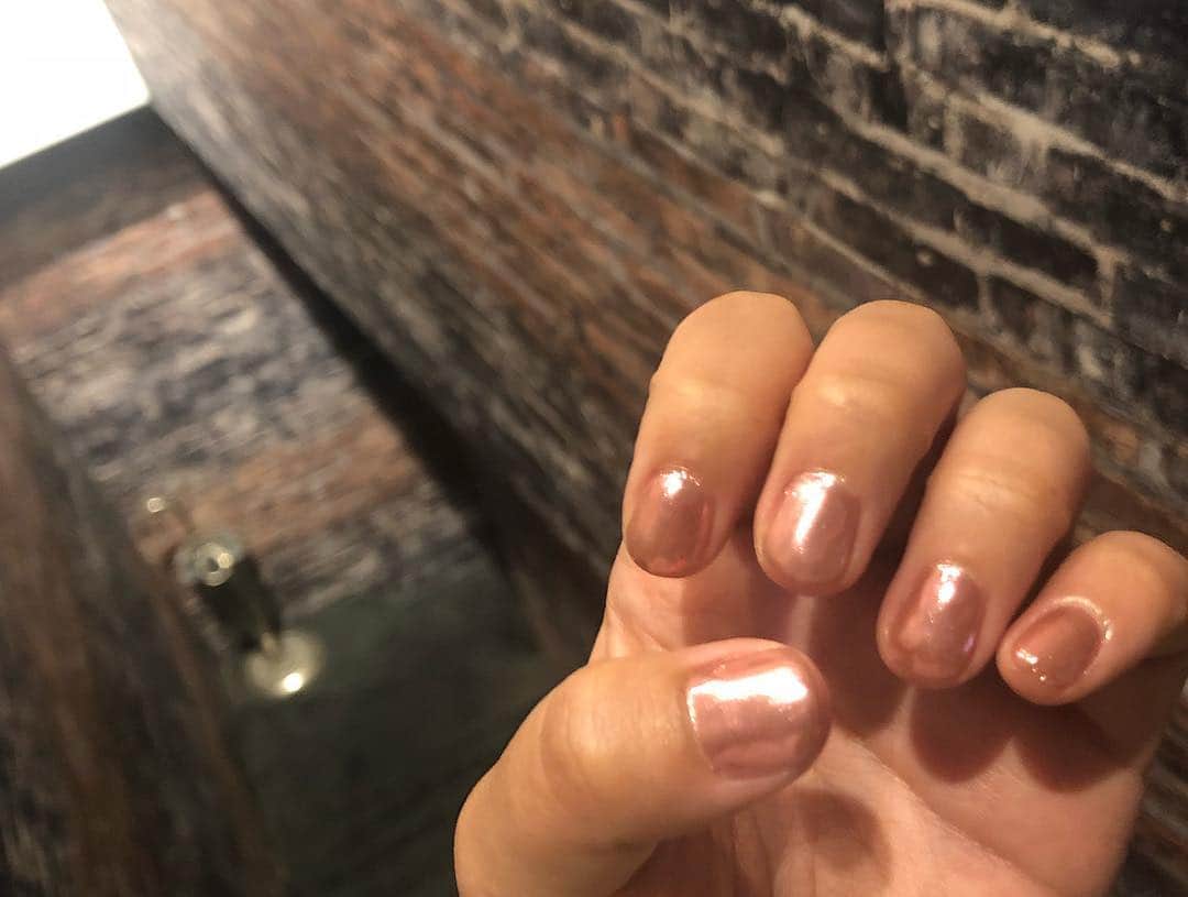 広野あさみのインスタグラム：「渋谷コラゾンでは新しく入ったスタッフさんのデビュー応援のためネイルのモニター様を募集中しております^_^ 新しく入ったスタッフさんはとても可愛くて親切で素敵な方々です♡ アイラッシュと同時に施術してもらえるので時間も短縮です^ ^ お値段もリーズナブルで可愛く仕上げてくださるので是非渋谷に行った際に♡♡」