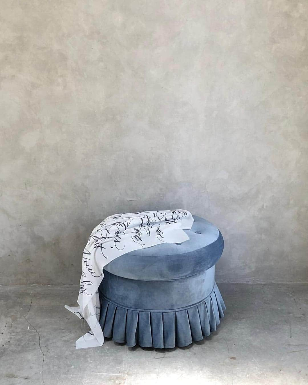 Veronica Halimさんのインスタグラム写真 - (Veronica HalimInstagram)「Saturday beauty corner lens by @dikhadheansa featuring my custom sheer fabric — #truffypi #styledshoot #vhcalligraphy #powderroom #pretty #blue #fabric #photography #filmphotography #dustyblue #mood #weekend #カリグラフィー #カリグラフィースタイリング #モダンカリグラフィー #ウェディングアイテム #ウェディングヘア」3月16日 12時15分 - truffypi