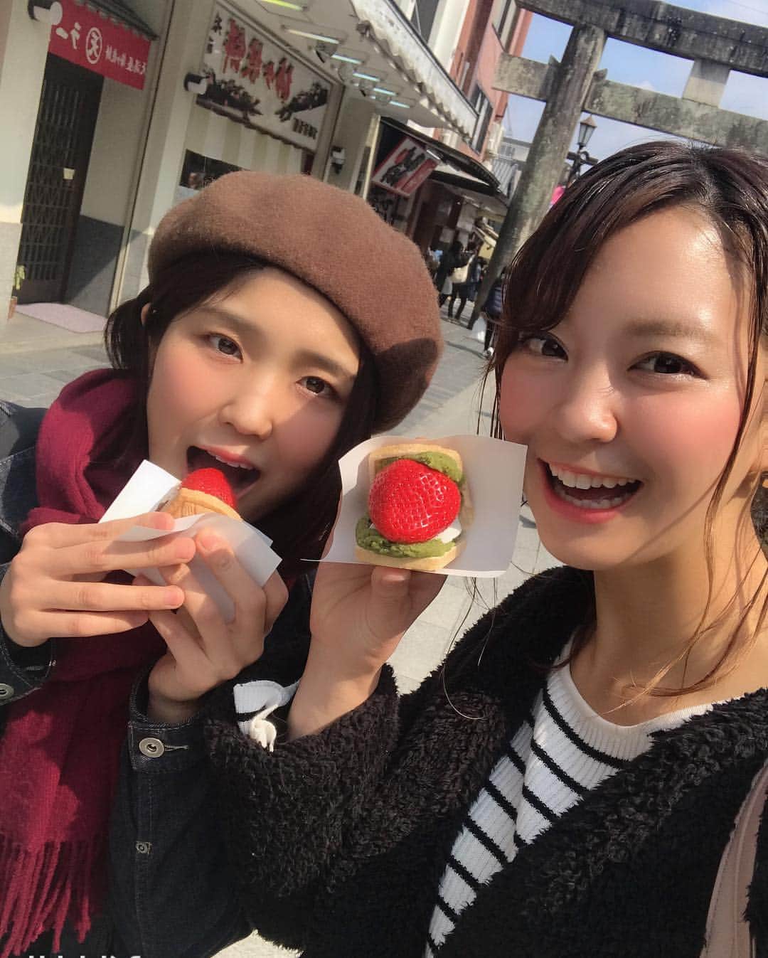 上杉あずささんのインスタグラム写真 - (上杉あずさInstagram)「. . #岡山 から #福岡 へ #🚅 #okayama #🔜 #fukuoka . 東京のワタナベエンターテイメントカレッジ時代の相方で、今は岡山で新しい夢に向かって頑張ってるばーなーこと橘美恵と2年振りくらいに再会しました❤️❤️ 昔は二人とも地面みたいな顔してたよね！ちゃんと化粧もするようになって、オシャレもして笑、イチゴとか食べちゃって、女子みたいになりましたww #🍓 歩む道は変わりましたか、我々の関係性は変わりませんでした☺️👍岡山と福岡、意外と近いし、これからもちょくちょく会えたらな🥰来てくれてありがとねーーー🌈 #ばーなー #遠近法 #顔デカイ #あごかわいい #うーそ #美人さんになっちゃって #中身は相変わらず #頑張ってた #friend #commedian #funny #bakm #tokyo #school #watanabe #dazaifu #hakata #shorttrip #sightseeing #eating #☕️ #coffee #cafe」3月16日 12時17分 - azumacks