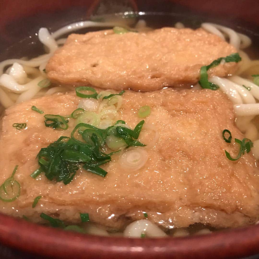 中野耕史のインスタグラム：「三男とデート。 きつねうどんが大好物な５歳と #ときわ さんへ 変わらないなぁ ホッとする😊 #神戸 #うどん」