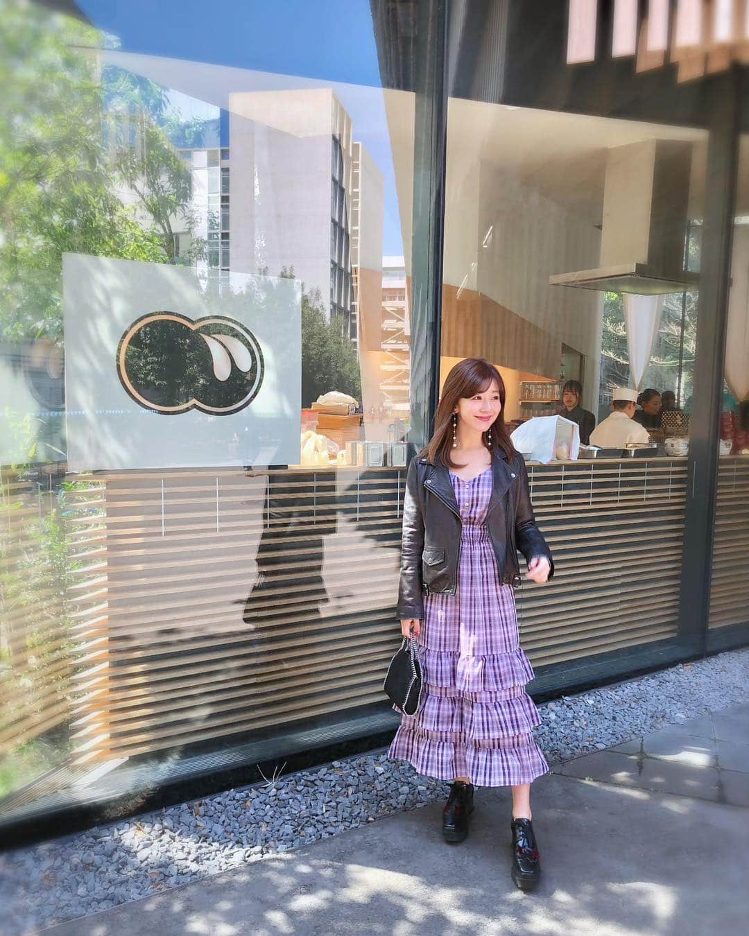 水野佐彩さんのインスタグラム写真 - (水野佐彩Instagram)「・ 苺姫🍓🍧💕💕 美味しかった〜🥺❤️ 凍えながら食べたけど 凍えながらでも 今月もう一回食べたい🥺w 今朝もインスタライブ ありがとうございました🙇🏼‍♀️✨ 鼻垂れ小僧ですみません。 明日の朝も10時からまたやろうかな😊💕 #coordinate one-piece#snidel @snidel_official  outer#journalstandardrelume @js_relume  shoes,bag#stellamccartney @stellamccartney  pierce#uiqut @uiqut  #sサイズコーデ #おちびコーデ #153cmコーデ #くろぎ #廚菓子くろぎ  #クリヤカシクロギ #苺姫 #ぜんざい #おぜんざい」3月16日 12時17分 - saaya_mizuno