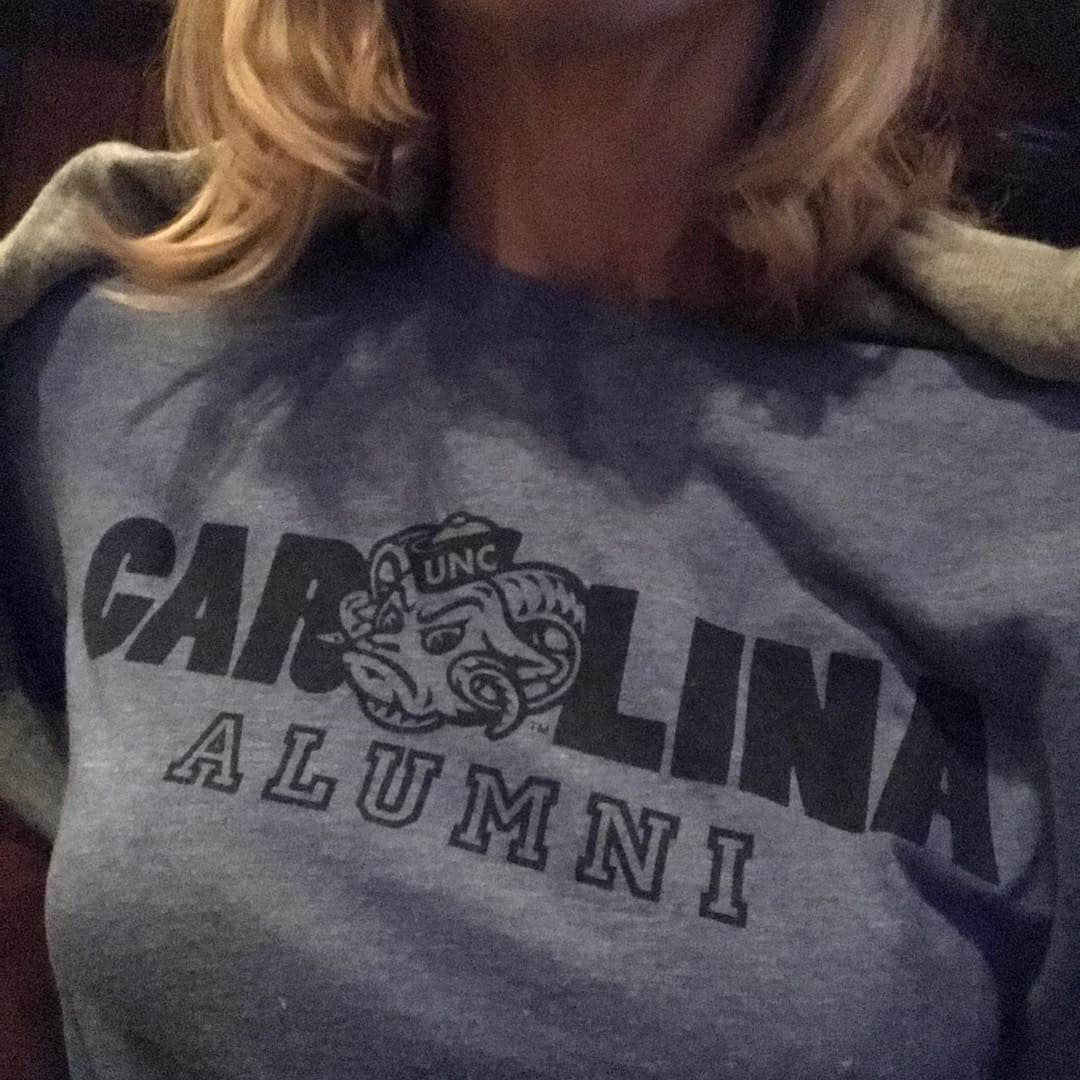 シャロン・ローレンスさんのインスタグラム写真 - (シャロン・ローレンスInstagram)「Representin’ North of the Border. #goheels #beatdook #acctourney @unc_basketball @uncgaa」3月16日 12時18分 - sharonelawrence