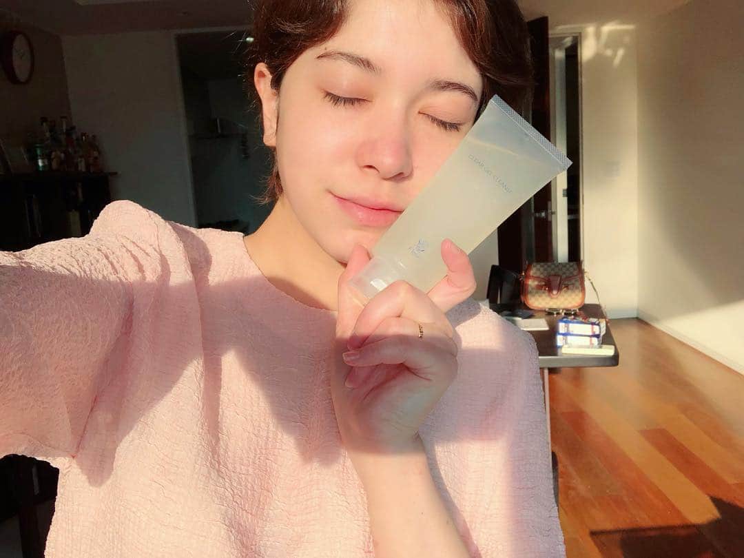 工藤ジェニファー茉侑さんのインスタグラム写真 - (工藤ジェニファー茉侑Instagram)「私は基本洗顔しません！笑 洗顔フォームを使った後のあのツッパリ感が嫌なのと、自然が一番と信じている(めんどくさいのもある)ので、お湯で落ちるお化粧品を使い、お湯で落とすようにしてます。が、、毛穴の汚れは気になるときはこちらのクリアゲルクレンズでクレンジングをしています🙆‍♀️ ↓ #クリアゲルクレンズ  モンドセレクション5年連続最高金賞受賞・医学会認定・医学誌掲載・臨床試験実施済みのクレンジングジェル。気になる毛穴の黒ずみ・ザラつき・目立ちを改善し、クリアな肌に導く。  #fleuri  #フルリ #無添加 #美肌 @fleuri.cc #skincareroutine  #allinone #skincare #skincareroutine  #pr #スキンケア #スキンケア商品 #美容液 #化粧水 #化粧品 #makeup #基礎化粧品 #アラサー #アラサーメイク #メイク #下地 #クレンジング #すっぴん #selfie」3月16日 12時19分 - jennifermayu_s
