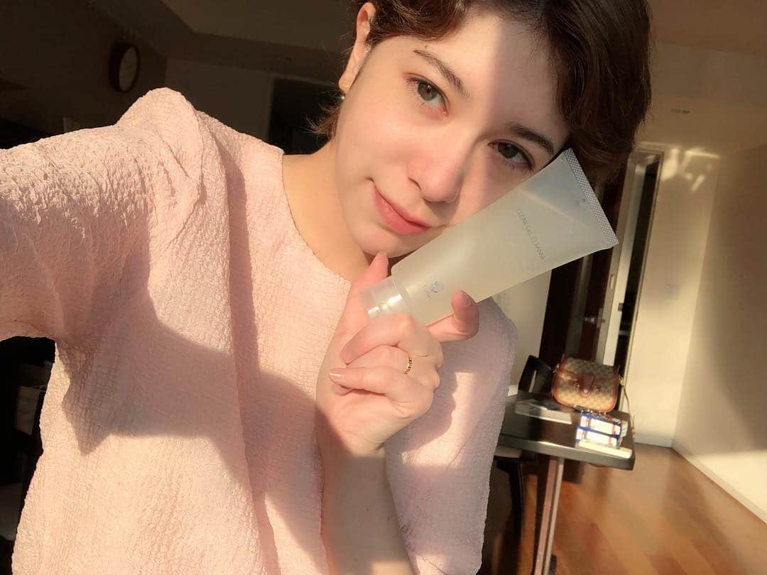 工藤ジェニファー茉侑さんのインスタグラム写真 - (工藤ジェニファー茉侑Instagram)「私は基本洗顔しません！笑 洗顔フォームを使った後のあのツッパリ感が嫌なのと、自然が一番と信じている(めんどくさいのもある)ので、お湯で落ちるお化粧品を使い、お湯で落とすようにしてます。が、、毛穴の汚れは気になるときはこちらのクリアゲルクレンズでクレンジングをしています🙆‍♀️ ↓ #クリアゲルクレンズ  モンドセレクション5年連続最高金賞受賞・医学会認定・医学誌掲載・臨床試験実施済みのクレンジングジェル。気になる毛穴の黒ずみ・ザラつき・目立ちを改善し、クリアな肌に導く。  #fleuri  #フルリ #無添加 #美肌 @fleuri.cc #skincareroutine  #allinone #skincare #skincareroutine  #pr #スキンケア #スキンケア商品 #美容液 #化粧水 #化粧品 #makeup #基礎化粧品 #アラサー #アラサーメイク #メイク #下地 #クレンジング #すっぴん #selfie」3月16日 12時19分 - jennifermayu_s