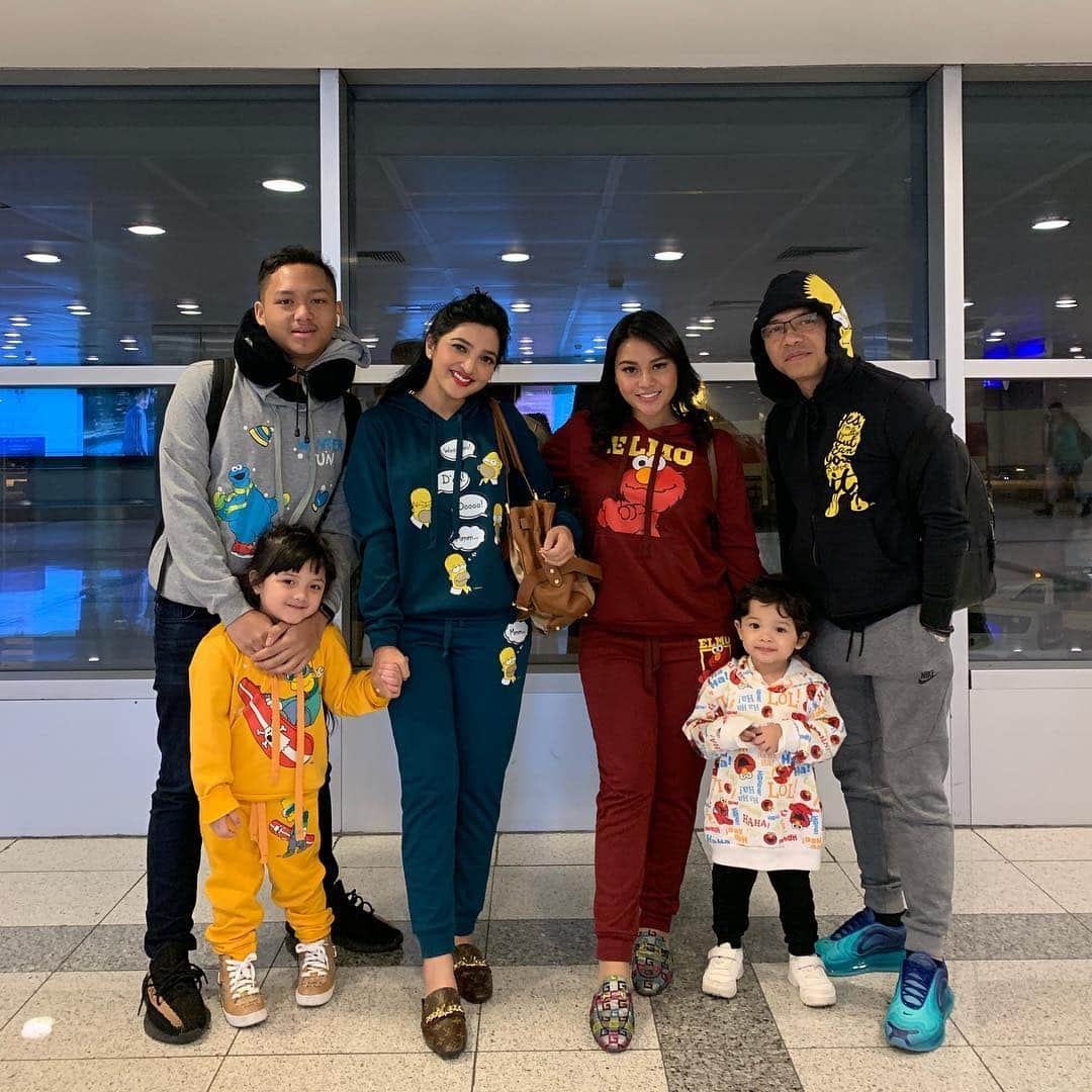 Ashantyさんのインスタグラム写真 - (AshantyInstagram)「Keluarga asix VS the simpsons N elmo😍turkey #turkishairport @turkishairlines」3月16日 12時19分 - ashanty_ash