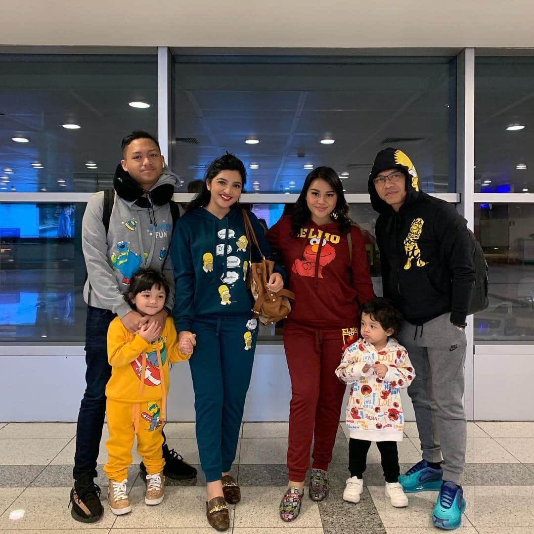 Ashantyさんのインスタグラム写真 - (AshantyInstagram)「Keluarga asix VS the simpsons N elmo😍turkey #turkishairport @turkishairlines」3月16日 12時19分 - ashanty_ash