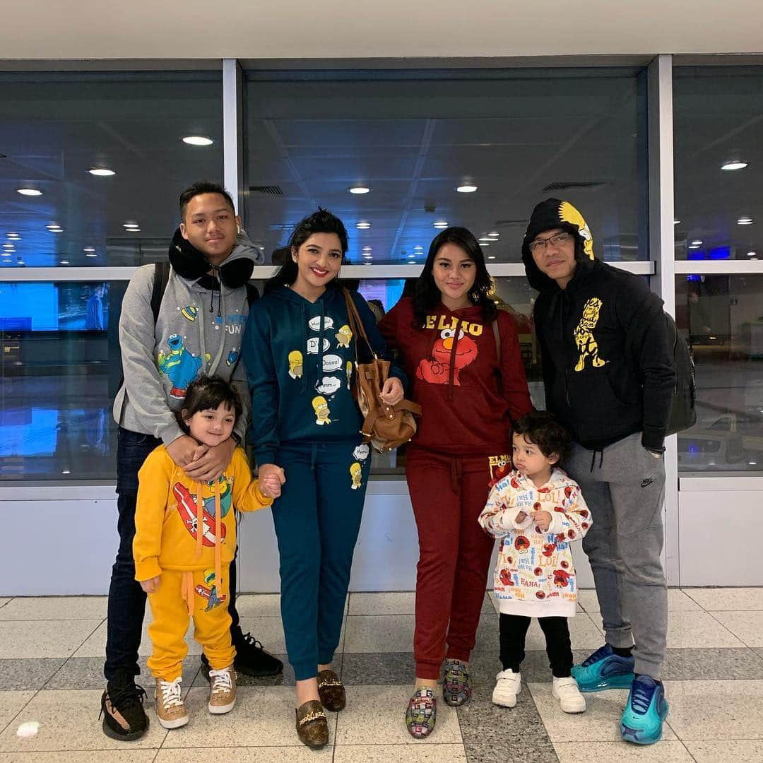 Ashantyさんのインスタグラム写真 - (AshantyInstagram)「Keluarga asix VS the simpsons N elmo😍turkey #turkishairport @turkishairlines」3月16日 12時19分 - ashanty_ash