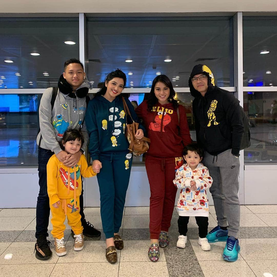 Ashantyさんのインスタグラム写真 - (AshantyInstagram)「Keluarga asix VS the simpsons N elmo😍turkey #turkishairport @turkishairlines」3月16日 12時19分 - ashanty_ash