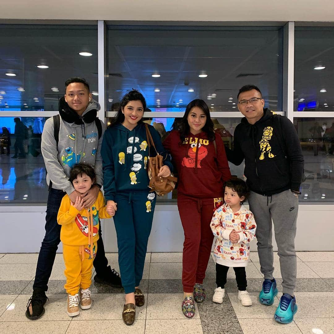 Ashantyさんのインスタグラム写真 - (AshantyInstagram)「Keluarga asix VS the simpsons N elmo😍turkey #turkishairport @turkishairlines」3月16日 12時19分 - ashanty_ash