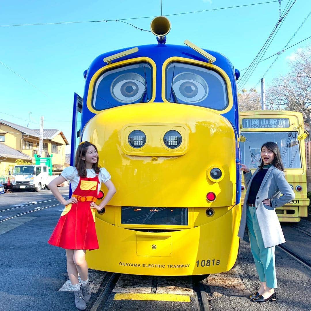 フジテレビアナウンサーのインスタグラム：「こんにちは新美です🙋🏻‍♀️ 今朝の#めざましどようび でお伝えした #おかでんチャギントン電車 の前で… チャギントンナビゲーターのゆかお姉さんと、ブルースターの前で！(ほんものだー🤤) アニメの世界から飛び出してきてくれたのは世界でも岡山が初めてだそう！ 今にも喋り出しそうで、かわゆい#チャガー たち♡  同じく#にじいろジーン の中継で来ていた関西テレビの#竹上萌奈 アナは同期😎 目の前で中継のバトンを渡したようで嬉しかったです🤗  最後にウィルソンの前で…✌ ️ ちなみに何度『ジャンケントレインダンス』を踊っても、新美は途中でずっとグーを出してしまいます😇向いてない…  詳しくは、おかでん チャギントン電車のホームページをご覧ください☺️ #フジテレビアナウンサー #海老原優香 #新美有加」