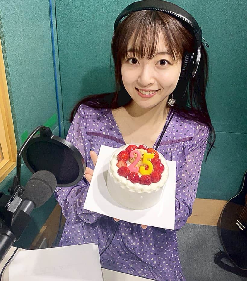 のインスタグラム：「. . FMPORT❤️ 「Bitter & SweetのGOLDEN SOUNDay♪」 . . サプライズケーキ🎂 ありがとうございます😭✨💗 . 尺が倍に拡大しました ビタースウィートの ゴールデンサウンデイ♪✨ . 毎週、日曜日 夕方 18:30〜放送🎵 聴いてねー！👭❣️ . .  #instagram #投稿 #ビタスイ #ラジオ #fmport #サプライズ #ケーキ #cake #25 #radio #rec #モエミバースデー #moemi #moemibirthday」
