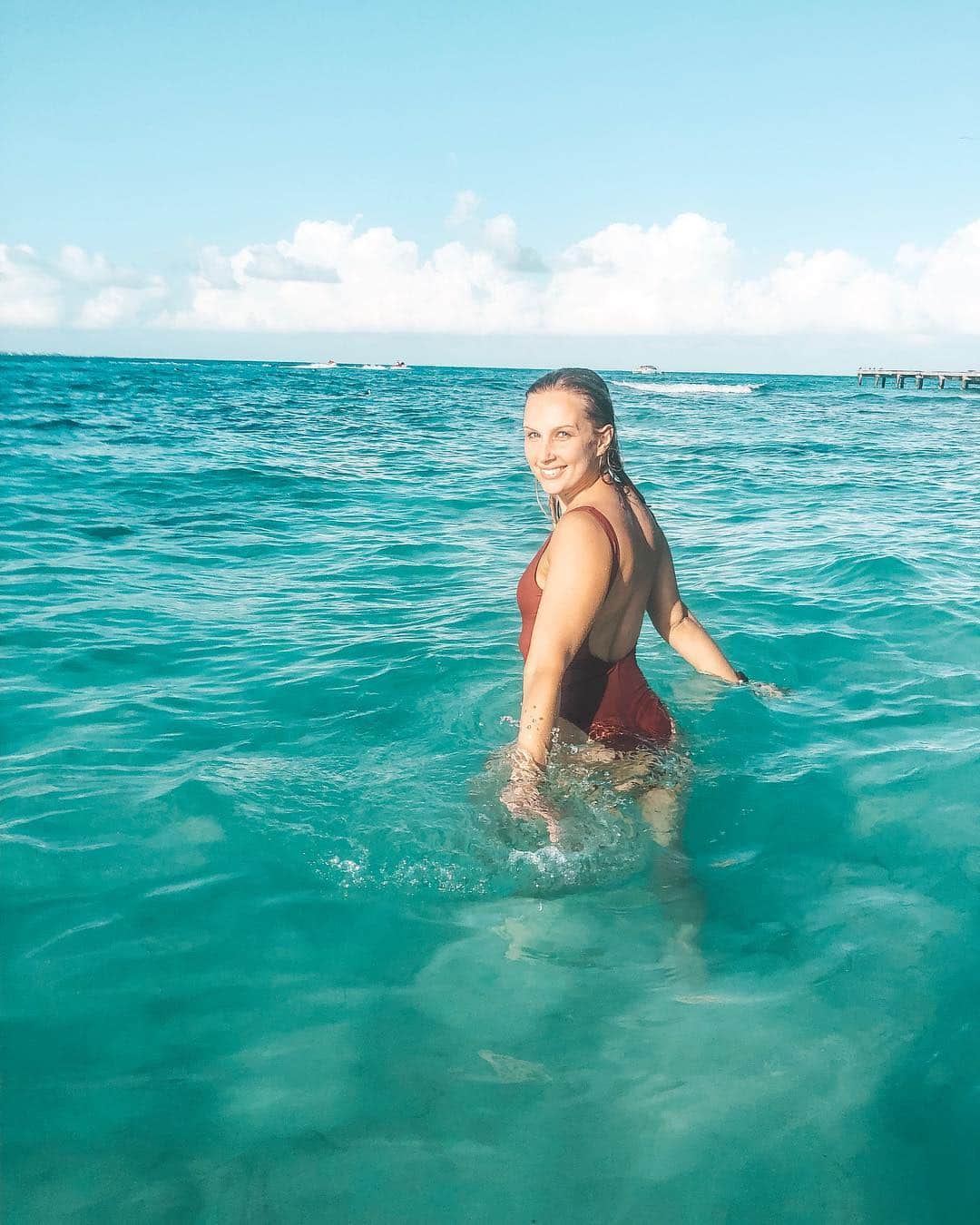 マリヤ・コロレバのインスタグラム：「Sun, beach and my synchro girls...I’ll take it all and I’ll have it with salt on the rim 🌴☀️🌊🍸👯‍♀️ #finalfiesta #bacheloretteinparadise #synchrogirls #cancun」