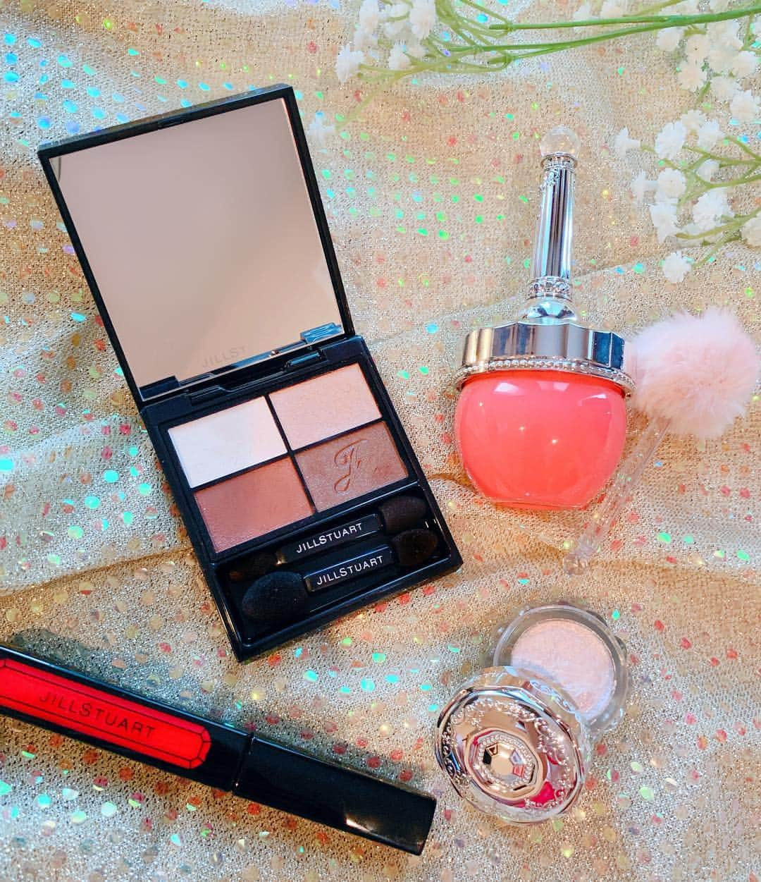 メロディー・モリタさんのインスタグラム写真 - (メロディー・モリタInstagram)「My look today with @jillstuartbeautyus🎀💄💖 I especially adore the Loose Blush which comes in the cutest packaging with a fluffy applicator! It's very quick & useful to create that "blushing from within" look☺️✨ For my eyes, I used the Modeling Lucent Eyes 02 palette from the "My Black Dress" collection which I've been loving since it came out in the Fall. It has been my go-to palette (brought it with me for all my recent business trips!) and it's the perfect reddish brown for my skin tone. I topped it all off with an elegant bright pink rouge that went perfectly with my LBD, just like its name.❤️ I've always thought of Jill Stuart as a super girly brand, but I love that they release elegant, chic collections as well! can’t wait to explore new colors and beauty trends as we finally approach the Spring!💐✨ * 今日のメイクは、大好きなジル・シチュアートのコスメで！😊 特にこのぽんぽんチーク（ルースブラッシュ 07番）はパッケージが可愛いだけでなく、とても使いやすくてお気に入り♪ ぽわんと内側から滲み出るような血色感をプラスしてくれます。 目元は、去年の秋頃から愛用している「My Black Dress」コレクションから私の肌トーンに合う赤みブラウンのパレットで仕上げ、ブラックドレスに映えるルージュと合わせました💄 ジルスチュアートはキュートなパッケージの印象が強かったのですが、大人っぽいシックなコレクションも素敵✨ これから春に向けて、色々なカラーメイクを楽しみたいなぁ☺️💖 #jillstuart #jillstuartbeauty #kose #pr #lotd #motd #ジルスチュアート」3月16日 12時29分 - melodeemorita