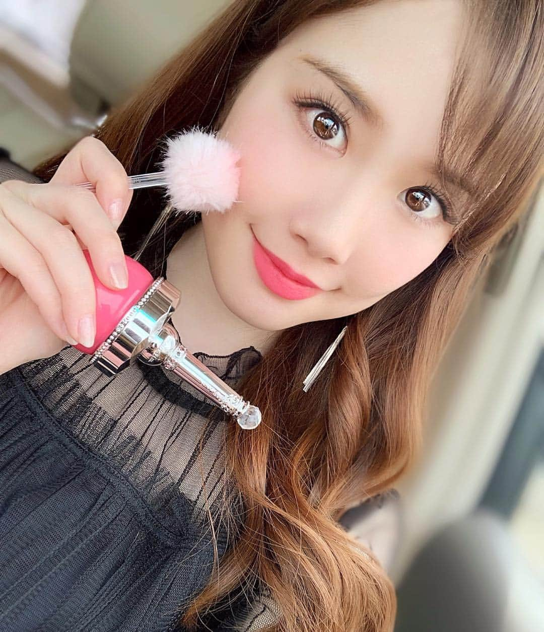 メロディー・モリタさんのインスタグラム写真 - (メロディー・モリタInstagram)「My look today with @jillstuartbeautyus🎀💄💖 I especially adore the Loose Blush which comes in the cutest packaging with a fluffy applicator! It's very quick & useful to create that "blushing from within" look☺️✨ For my eyes, I used the Modeling Lucent Eyes 02 palette from the "My Black Dress" collection which I've been loving since it came out in the Fall. It has been my go-to palette (brought it with me for all my recent business trips!) and it's the perfect reddish brown for my skin tone. I topped it all off with an elegant bright pink rouge that went perfectly with my LBD, just like its name.❤️ I've always thought of Jill Stuart as a super girly brand, but I love that they release elegant, chic collections as well! can’t wait to explore new colors and beauty trends as we finally approach the Spring!💐✨ * 今日のメイクは、大好きなジル・シチュアートのコスメで！😊 特にこのぽんぽんチーク（ルースブラッシュ 07番）はパッケージが可愛いだけでなく、とても使いやすくてお気に入り♪ ぽわんと内側から滲み出るような血色感をプラスしてくれます。 目元は、去年の秋頃から愛用している「My Black Dress」コレクションから私の肌トーンに合う赤みブラウンのパレットで仕上げ、ブラックドレスに映えるルージュと合わせました💄 ジルスチュアートはキュートなパッケージの印象が強かったのですが、大人っぽいシックなコレクションも素敵✨ これから春に向けて、色々なカラーメイクを楽しみたいなぁ☺️💖 #jillstuart #jillstuartbeauty #kose #pr #lotd #motd #ジルスチュアート」3月16日 12時29分 - melodeemorita