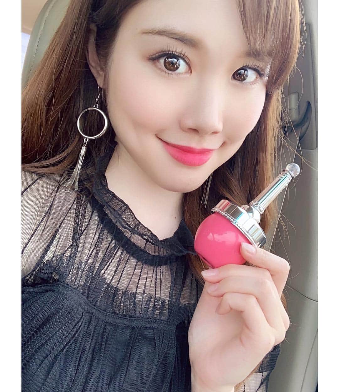 メロディー・モリタさんのインスタグラム写真 - (メロディー・モリタInstagram)「My look today with @jillstuartbeautyus🎀💄💖 I especially adore the Loose Blush which comes in the cutest packaging with a fluffy applicator! It's very quick & useful to create that "blushing from within" look☺️✨ For my eyes, I used the Modeling Lucent Eyes 02 palette from the "My Black Dress" collection which I've been loving since it came out in the Fall. It has been my go-to palette (brought it with me for all my recent business trips!) and it's the perfect reddish brown for my skin tone. I topped it all off with an elegant bright pink rouge that went perfectly with my LBD, just like its name.❤️ I've always thought of Jill Stuart as a super girly brand, but I love that they release elegant, chic collections as well! can’t wait to explore new colors and beauty trends as we finally approach the Spring!💐✨ * 今日のメイクは、大好きなジル・シチュアートのコスメで！😊 特にこのぽんぽんチーク（ルースブラッシュ 07番）はパッケージが可愛いだけでなく、とても使いやすくてお気に入り♪ ぽわんと内側から滲み出るような血色感をプラスしてくれます。 目元は、去年の秋頃から愛用している「My Black Dress」コレクションから私の肌トーンに合う赤みブラウンのパレットで仕上げ、ブラックドレスに映えるルージュと合わせました💄 ジルスチュアートはキュートなパッケージの印象が強かったのですが、大人っぽいシックなコレクションも素敵✨ これから春に向けて、色々なカラーメイクを楽しみたいなぁ☺️💖 #jillstuart #jillstuartbeauty #kose #pr #lotd #motd #ジルスチュアート」3月16日 12時29分 - melodeemorita