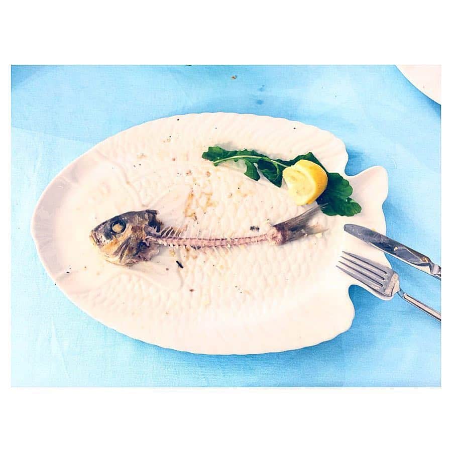 小林由佳のインスタグラム：「【Turkey🇹🇷〜Food〜】 ・ Enjoy local Food is also part of trip🐟😋 ・ ・ ◇Fish-地中海のお魚- -指差した魚をそのまま調理してくれる。  昔から割と魚の食べ方は褒められるほうです🐟 ◇ラムチョップ -今までで食べたラムチョップの中で1番美味しかった!🍗 ◇PIZZA -トルコのピザは長い🍕 ◇Cafe -生チョコケーキ200円 カフェモカ200円 チョコスプーン おまけ。チョコチョコすぎて少し気持ち悪い ◇ケバブ -いつも岩場でのランチにテイクアウト♩なんと130円🥙 ◇Kumpir チーズとバターを練りこんだポテトに20種類くらいあるトッピングを好きなだけ!ドューン🥔 ◇ジェラート -安定のピスタチオ×フォンダンショコラ ◇🍻 -レスト日は結局昼から飲んでしまう。  EFESには大変お世話になりました。 ◇🍻のアテ -30種類くらいのなかから好きなアテをチョイスして海眺めながら昼から飲める🍺 ◇RAKI -トルコのウォッカ的な強いお酒。酒のRAKIと出身がIBARAKIということでレンタカーオフィスのお兄さんは謎に盛り上がってた。」