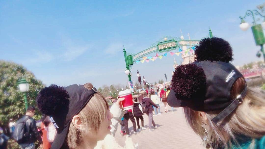 玲夏のインスタグラム：「我らの旅はまだ終わらず。  #hongkong #disneyland  #から #shanghai #disneyland #へ #インスタ映えれない」