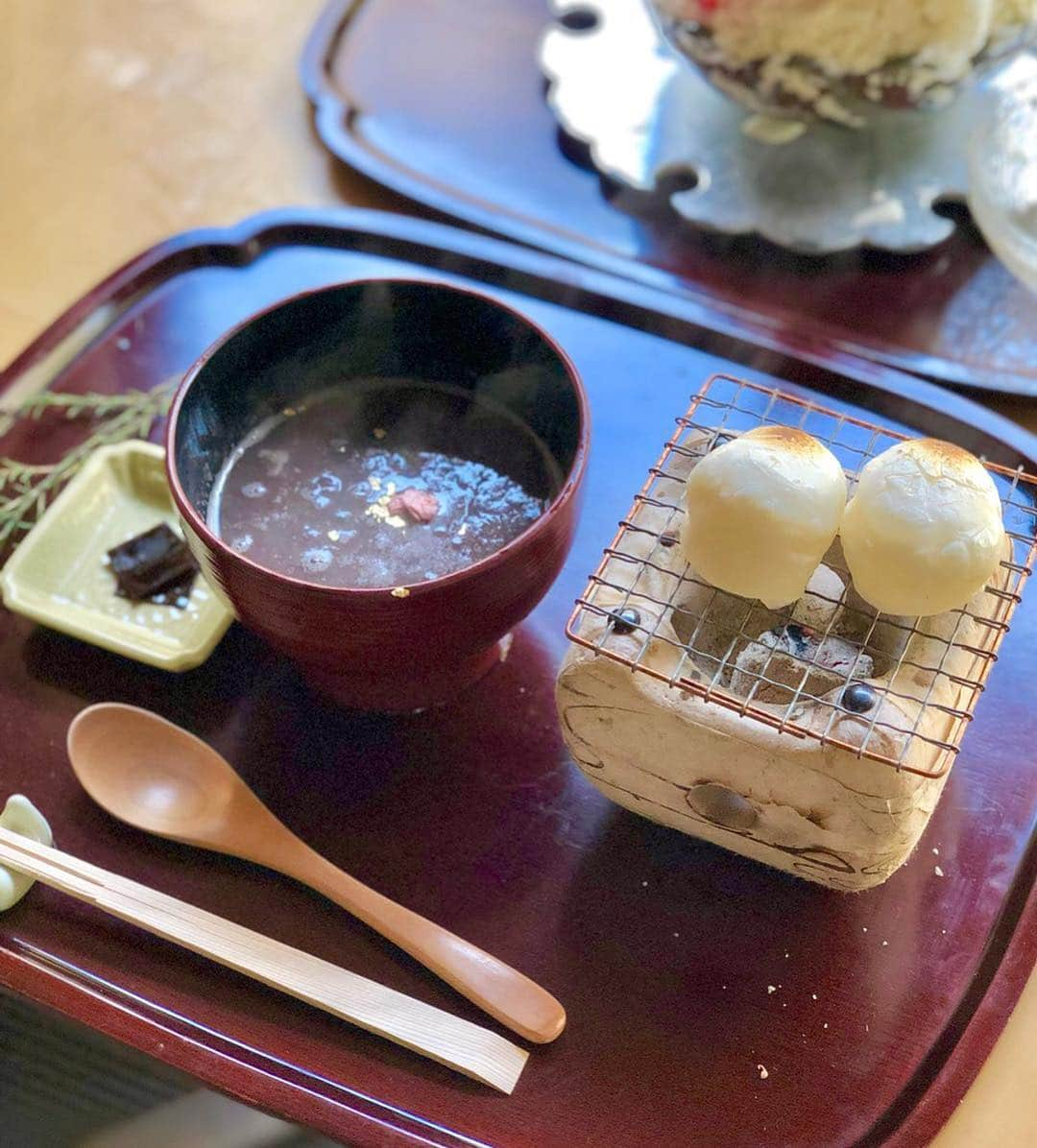 福山唯さんのインスタグラム写真 - (福山唯Instagram)「楽しみにしていたくろぎ🍧✨ . .  今の時期は苺姫🍓👸✨ とーっても美味しかったよ🍓✨ . .  凍えちゃったけど絶対にまた行きたい🥺🎵 一緒に食べたおぜんざいも最高に美味しかった🐷💗 . .  outer @17kg_official 🧡 . . #coordinate #shaveice #strawberry #cafe #17kg  #くろぎ #厨菓子くろぎ #東京カフェ巡り #かき氷 #かきごおりすと #いちご #マスカルポーネ #ぜんざい #お餅 #カフェ #和カフェ #甘いもの大好き 🌸✨」3月16日 12時40分 - yuifukuyama