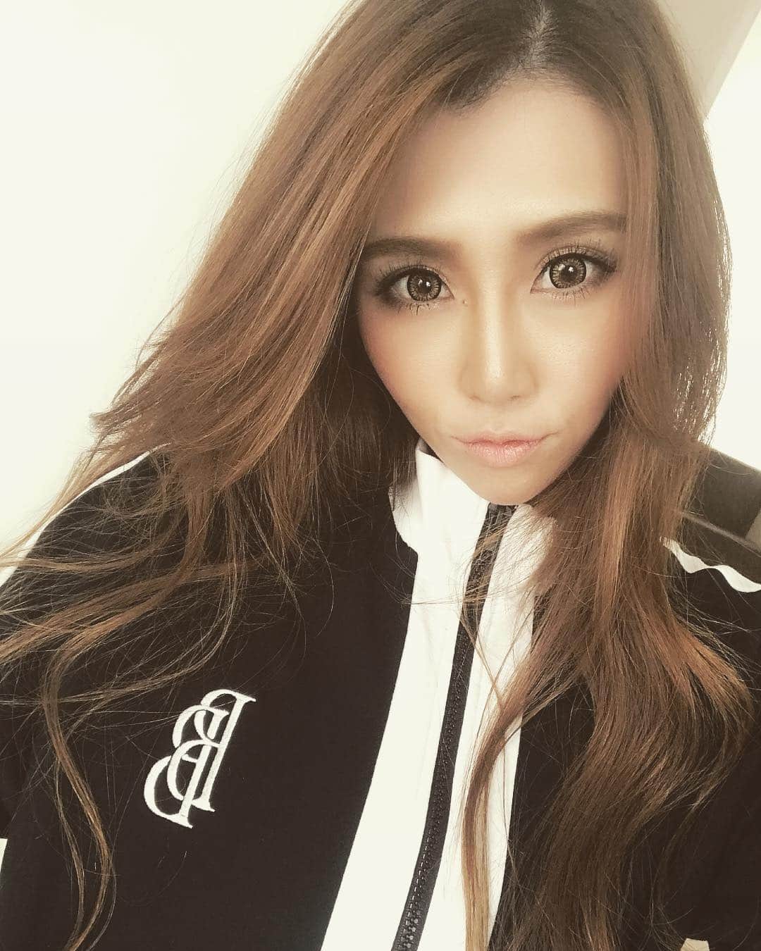 のインスタグラム：「. . 今日は寒い… 花粉症デビューかと思ってたら風邪だった🤧 昨日は朝からお出かけしてたから今日は おうちでまったり🧡🧡🧡 . . #naturalmakeup #natural #makeup  #ママライフ #ナチュラルメイク #アラフォー #アラフォーママ #ママさんと繋がりたい  #ママでもおしゃれ #ママでも綺麗に #産後ダイエット  #ロングヘア #ゆる巻きヘア #巻き髪  #diet #workout #training #chromehearts  #momfashion #longhair #sexymom  #모델 #데리룩 #팔로우 #엄마 #데일리룩」