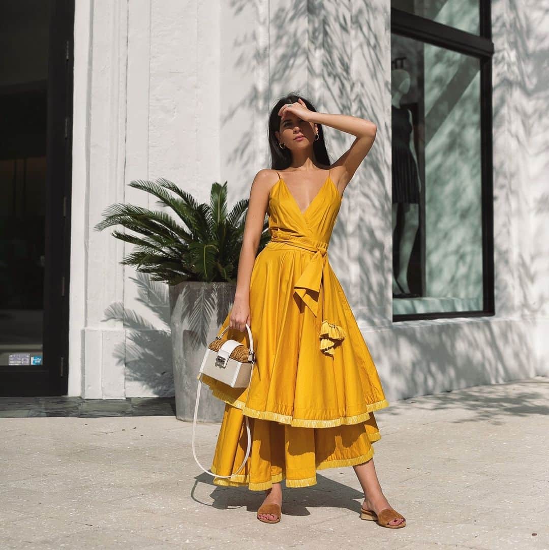 Bergdorf Goodmanさんのインスタグラム写真 - (Bergdorf GoodmanInstagram)「SOAK UP THE SUN 🌤 Style star @lainyhedaya recently traveled to Miami with a few of the season’s best contemporary handbags, including @rodosince1956. Shop now in store on 5 and online at BG.com [photo: @genstreetstyle] #BGInTheBag」3月16日 12時56分 - bergdorfs