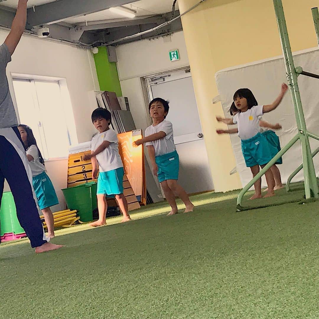 のインスタグラム：「こゆるやま 少しずつ出来ることが増えています😊  She like Gymnastics :) #palballclassic #運動体操教室 #baby #mygirl  #こゆるやま #7月生まれ #4歳 #習い事スクスク」