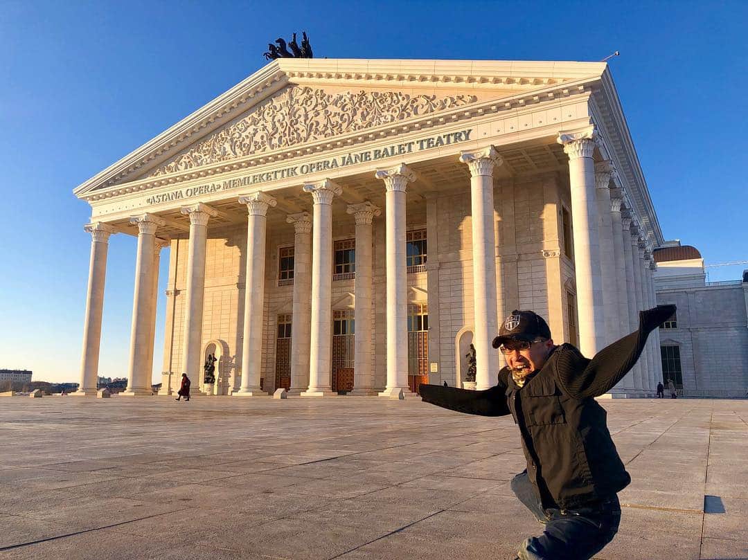 のインスタグラム：「カザフスタン🇰🇿初訪問。テンションの上がる42歳。  #カザフスタン #カザフスタン旅行 #アスタナ #kazakhstan #kazakhstan🇰🇿 #kazakhstanphoto #astana #astanacity #astanagram #astanaopera #operahouse #海外旅行 #旅スタグラム #海外旅行好きな人と繋がりたい」