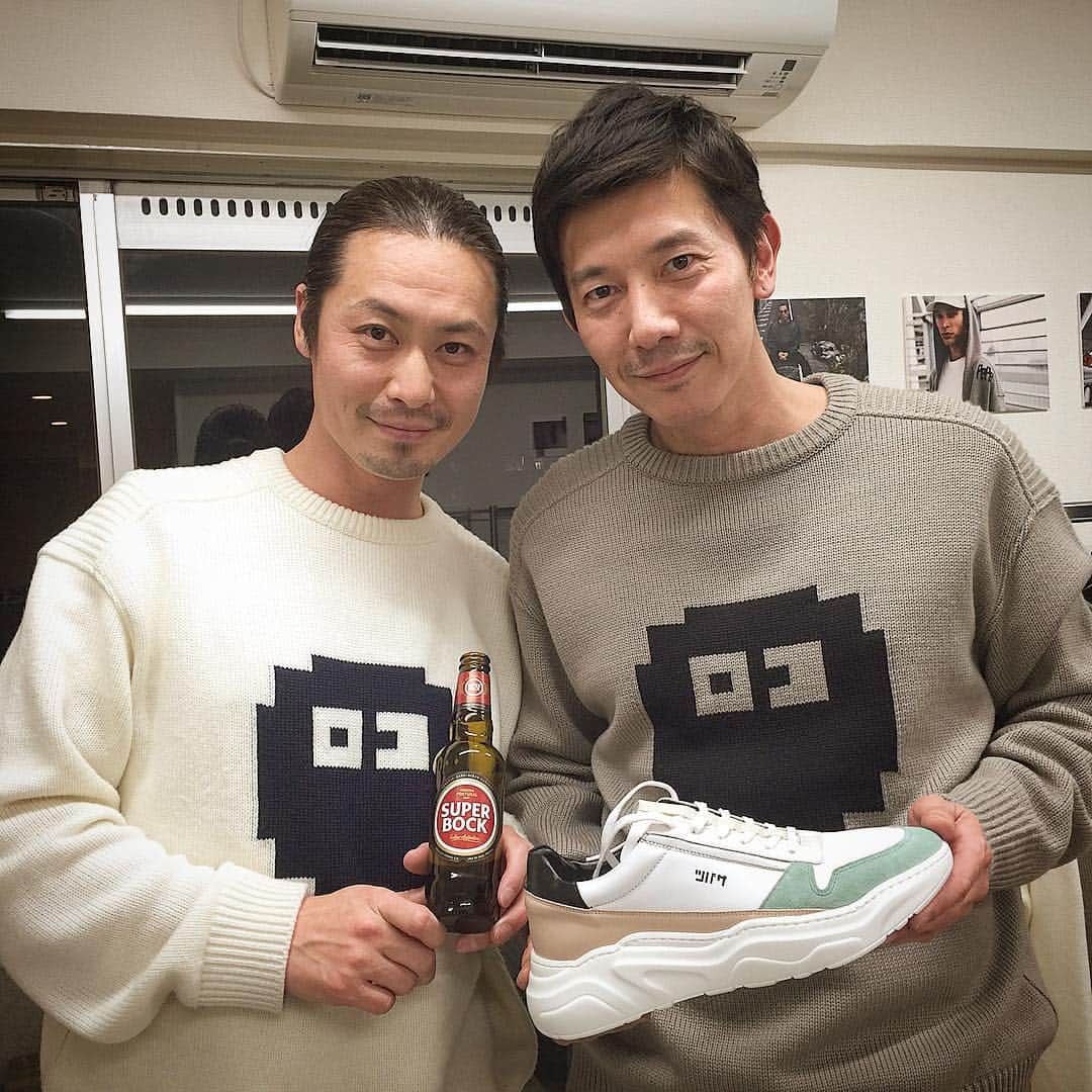 のインスタグラム：「『＋TSUBASA（プラスツバサ）』のスニーカー。 僕が選んだのは、その名も“キュンキュン”。 “メロメロ”ってのもあります（笑）これまたカワイイ。 デザイナー佐藤学氏とお揃いで着ているニットは、ドンペペの2019秋冬もの。即オーダーしました🤗  #plustsubasa #プラスツバサ #スニーカー #sneakers #ダッドスニーカー #キュンキュン #メロメロ #donpepetokyo #don_pepe #ドンペペ #ニット #セーター」