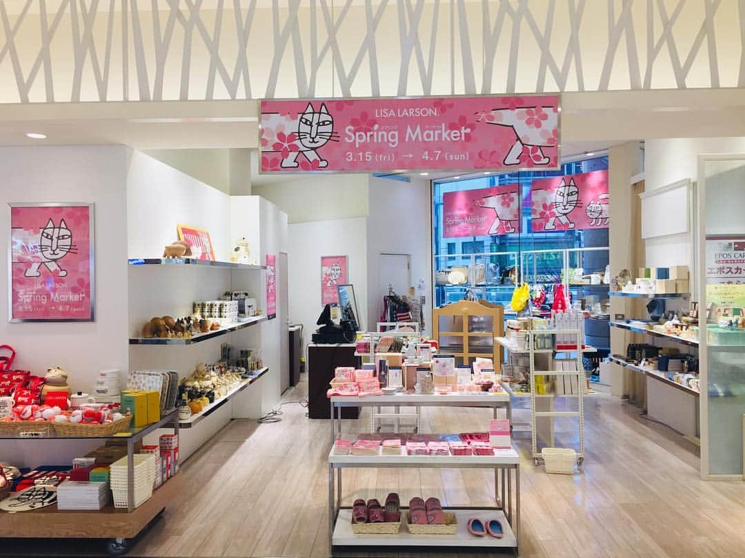 のインスタグラム：「Spring Market＠北千住マルイ　開催中！﻿ ﻿ 本日もたくさんの方にお越しいただいています！﻿ 売り場はさくらの中を歩くマイキーでいっぱい。北千住駅方面の入口からも目立ちます！﻿ ﻿ 「リサ・ラーソン オリジナルデザインの紙ペン」ノベルティプレゼントもございます。﻿ 再生紙を使って作られた、エコなペン。会場で5,000円（税抜）以上お買い上げの方に、1本お渡しします。﻿ ピンク・ブルー・イエローのさわやかな3色は、どれがもらえるかお楽しみ。﻿ ﻿なくなり次第終了のため、ゲットしたい！という方はぜひお早めに！﻿ ﻿ -----------------------------------------﻿ 「LISA LARSON Spring Market」﻿﻿ ﻿ 会場：北千住マルイ　2階イベントスペース﻿﻿ 期間：3月15日（金）～4月7日（日）﻿﻿ 時間：10：30～20：30﻿ ﻿﻿ ※セール期間中は、21：00まで延長営業予定﻿﻿ ※最終日は18：30までの開催予定﻿﻿ ﻿ #lisalarson #LisaLarson #sweden #北欧 #北欧雑貨 #北欧インテリア #リサラーソン #リサ・ラーソン #スウェーデン #インテリア#北千住 #桜 #新生活 #北千住マルイ #popupshop #spring」