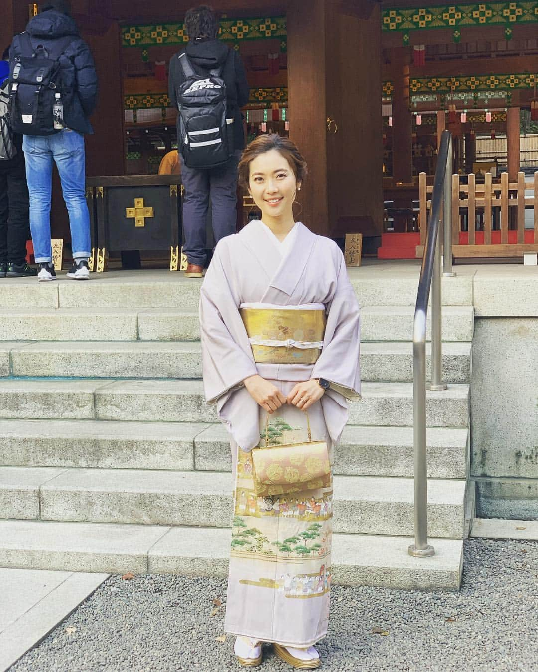 小川りかこさんのインスタグラム写真 - (小川りかこInstagram)「10年振りに着物を👘 普段着慣れないので、何が必要なの調べたり…揃えるものも多かったし、事前準備から始まり…当日の着付けや披露宴中の苦しさ（笑）など、 やはり着物を着るのって凄いなぁ！と思いながらも、とても良い記念になりました☺️ 色んな方のお力を借りて、どうにか無事に着る事ができ、ちゃんとお祝い出来て良かった✨ 笑ったり泣いたりのとても素敵な結婚式でした！ おめでとう！末永くお幸せにね〜💕 ＊  #着物#きもの#着物ヘア#着物ヘアアレンジ#kimono#留袖#色留袖#結婚式#神社#和装#和装ヘア#披露宴#帯」3月16日 13時10分 - rikakoogawa