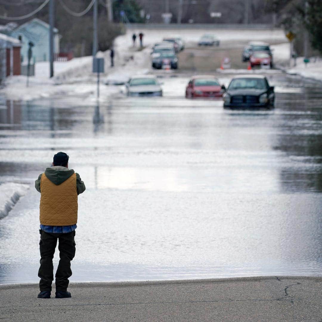 NBC Newsさんのインスタグラム写真 - (NBC NewsInstagram)「The Sand Creek in Jordan, Minnesota, has flooded its banks due to a large ice dam and cut off access to the Valley Green Trailer Park. . This was the view of Syndicate Street with a few cars and trucks stranded in the water. Click the link in our bio for more. . 📷 Brian Peterson / Star Tribune via @apnews」3月16日 13時10分 - nbcnews