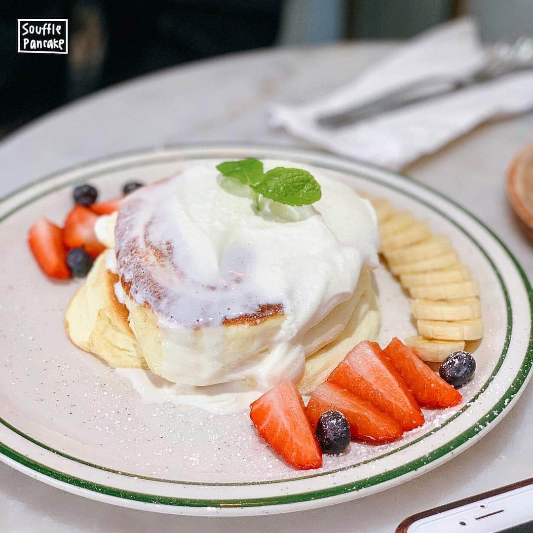 4foodie, for foodieさんのインスタグラム写真 - (4foodie, for foodieInstagram)「📍Buena Park, California Basilur Tea & Coffee / Soufflé Pancake Plain / USD $9.95  美味程度(taste)：🌕🌕🌕🌗🌑 環境衛生(ambience)：🌕🌕🌕🌗🌑 服務態度(service)：🌕🌕🌗🌑🌑 再訪意願(revisit)：🌕🌕🌕🌗🌑 🗺6920 Beach Blvd k129, Buena Park, CA 90621 ☎️(714)722-0288 ⏰9:30-22:00(週五六至21:00) 💡補充notes💡這家的舒芙蕾鬆餅口味鹹鹹甜甜的，口感也控制的不錯，奶油霜也不會太甜膩，可惜整體擺盤給我的感覺有些隨便😅看IG照片大家通常有三個鬆餅，我們只有兩個😣等了很久端出來的鬆餅還這樣讓我覺得有點可惜💔這間靠近Irvine~  The pancakes were fluffy and tasty! The whipped cream on top was pretty refreshing but I expected it to be thicker. I thought a plate usually came with three pancakes (according to all the photos I’ve seen on Instagram and Yelp), but we only got two 🥺  #4foodie #4foodieinCalifornia #加州美食 #美國美食 #4foodie加州 #BasilurTea&Coffee #洛杉磯美食 #舒芙蕾鬆餅 #brunch #SoufflePancake ©版權所有，不得轉載copyrights reserved」3月16日 13時11分 - 4foodie