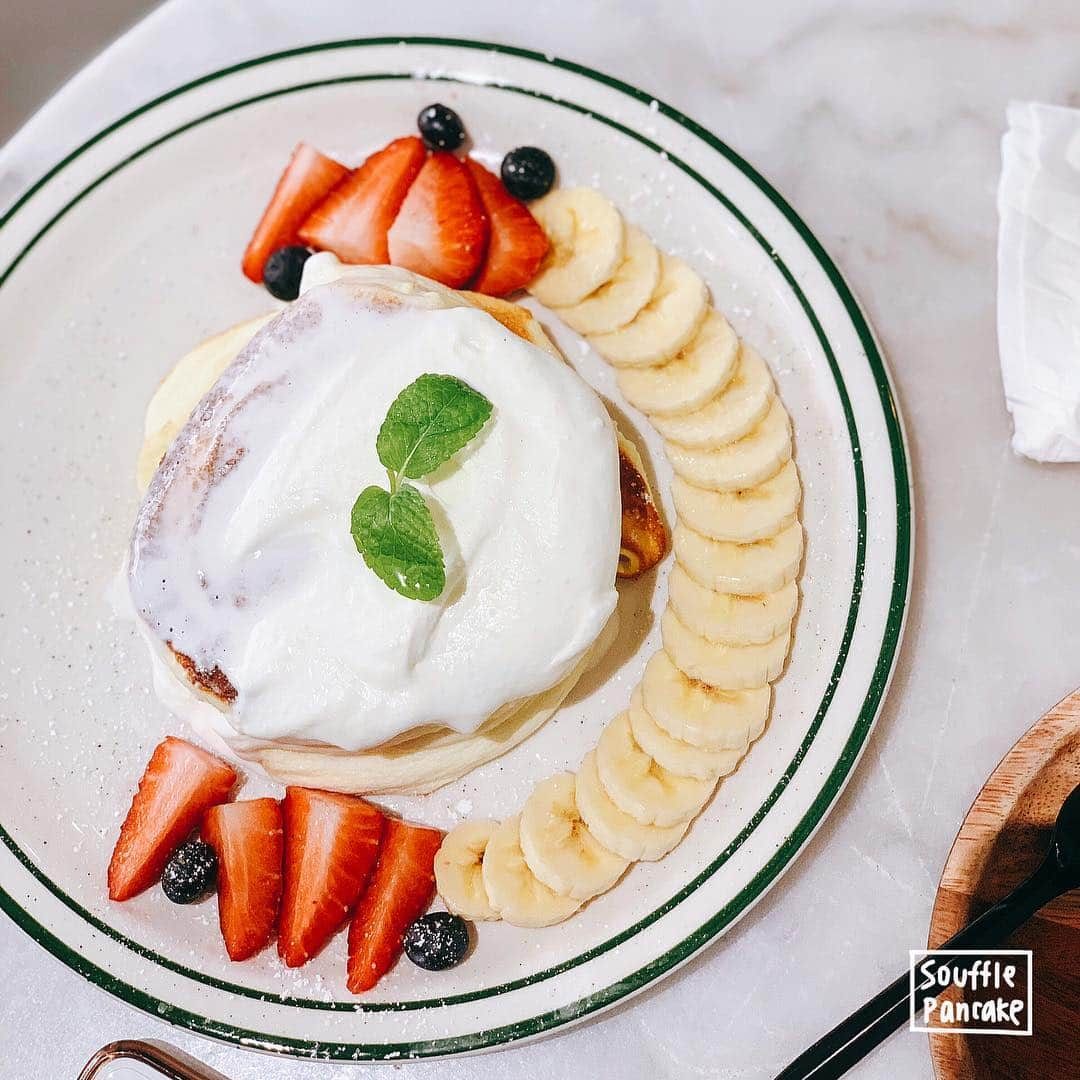 4foodie, for foodieさんのインスタグラム写真 - (4foodie, for foodieInstagram)「📍Buena Park, California Basilur Tea & Coffee / Soufflé Pancake Plain / USD $9.95  美味程度(taste)：🌕🌕🌕🌗🌑 環境衛生(ambience)：🌕🌕🌕🌗🌑 服務態度(service)：🌕🌕🌗🌑🌑 再訪意願(revisit)：🌕🌕🌕🌗🌑 🗺6920 Beach Blvd k129, Buena Park, CA 90621 ☎️(714)722-0288 ⏰9:30-22:00(週五六至21:00) 💡補充notes💡這家的舒芙蕾鬆餅口味鹹鹹甜甜的，口感也控制的不錯，奶油霜也不會太甜膩，可惜整體擺盤給我的感覺有些隨便😅看IG照片大家通常有三個鬆餅，我們只有兩個😣等了很久端出來的鬆餅還這樣讓我覺得有點可惜💔這間靠近Irvine~  The pancakes were fluffy and tasty! The whipped cream on top was pretty refreshing but I expected it to be thicker. I thought a plate usually came with three pancakes (according to all the photos I’ve seen on Instagram and Yelp), but we only got two 🥺  #4foodie #4foodieinCalifornia #加州美食 #美國美食 #4foodie加州 #BasilurTea&Coffee #洛杉磯美食 #舒芙蕾鬆餅 #brunch #SoufflePancake ©版權所有，不得轉載copyrights reserved」3月16日 13時11分 - 4foodie