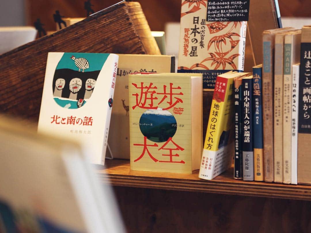 nostos booksさんのインスタグラム写真 - (nostos booksInstagram)「オンラインストアにて「山の本特集」を公開しました。それに伴い店頭の山コーナーもパワーアップ。﻿ コリン・フレッチャー著の「遊歩大全」や、尾辻克彦と赤瀬川原平の「東京路上探検記」なども加わり、冒険心や探検欲をくすぐる書籍たちが並んでいます。﻿ ﻿ ちなみに今回の山特集は、本格アウトドア派のみなさまのためのものではありません。﻿ ﻿ 草木の匂い、いきものの気配、焚き火の中で木がはぜる音。そして、厳しい自然が作り出した美しい景色や不思議な造形。﻿ ﻿ 山々を闊歩散策するようにページをめくりたい。﻿ そんな気持ちであつめたこれらの書籍たちは、文化系にささげる山岳書なのです。 ﻿ぜひ一冊一冊に閉じ込められた山の伊吹を感じながらお楽しみください。 ﻿ ﻿ #nostosbooks #本屋 #書店 #bookstore #bookshop #本 #book #books #読書 #本好き #本が好き #世田谷線 #松陰神社前 #山岳書 #mountains #登山 #畦地梅太郎 #串田孫一 #辻まこと」3月16日 13時23分 - nostosbooks