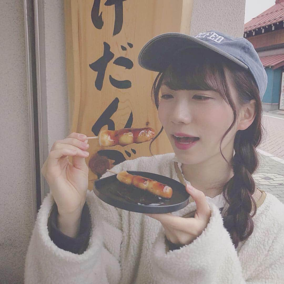 江嶋綾恵梨さんのインスタグラム写真 - (江嶋綾恵梨Instagram)「#団子しゅきしゅき委員会 活動報告📝﻿ ﻿ この間、北千住でぶらり旅した時に﻿ 槍かけだんご 「かどや」へ🍡﻿ ﻿ やきだんごを食べたよ。ふふ﻿ 団子の焼き加減がちょうど良くて﻿ 大きさも普通のよりは、ひとまわり小さめかなあ☺︎﻿ ﻿ 食べ歩きで沢山食べたい！みたいな人は﻿ このくらいのサイズだと﻿ そんなにお腹にたまらないし﻿ 望ましいサイズ感だと思いますぜ😇🌸﻿ ﻿ タレもたっぷりかかってて﻿ 醤油感よりも甘みの方が少し強め♡﻿ みんなも、ぜひに〜〜☺︎﻿ ﻿ #槍かけだんご #かどや #北千住 #団子 #みたらし団子」3月16日 13時17分 - aeringoooo