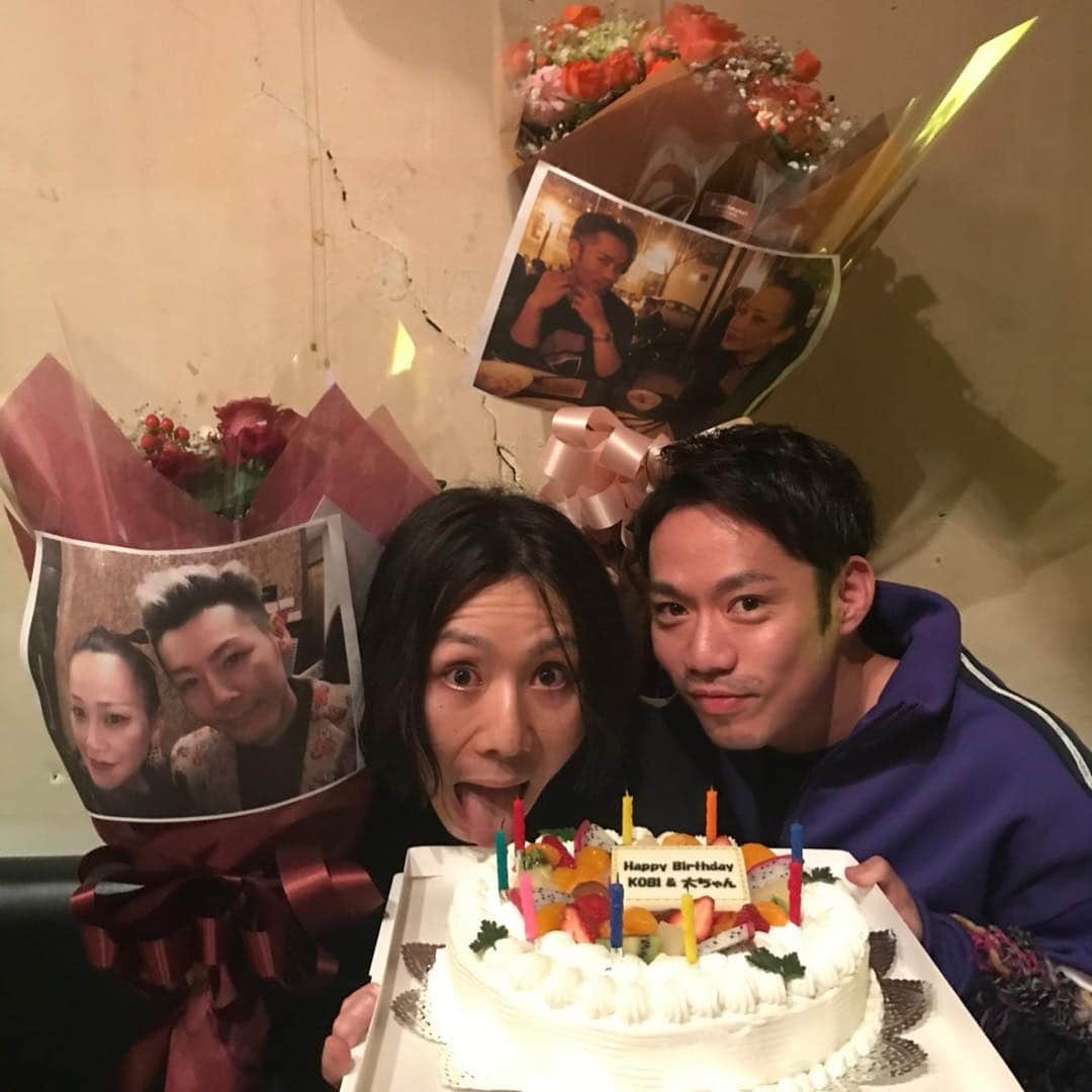 小林尊のインスタグラム：「OMG we expected to celebrate each other’s birthday🎂  but actually it was our birthday party. 15th & 16th☝️ 二人ともお互いの誕生日のお祝いと思ってかけつけたら😭 マギーもいるよ😚 一日違いの誕生日 15日、16日。」