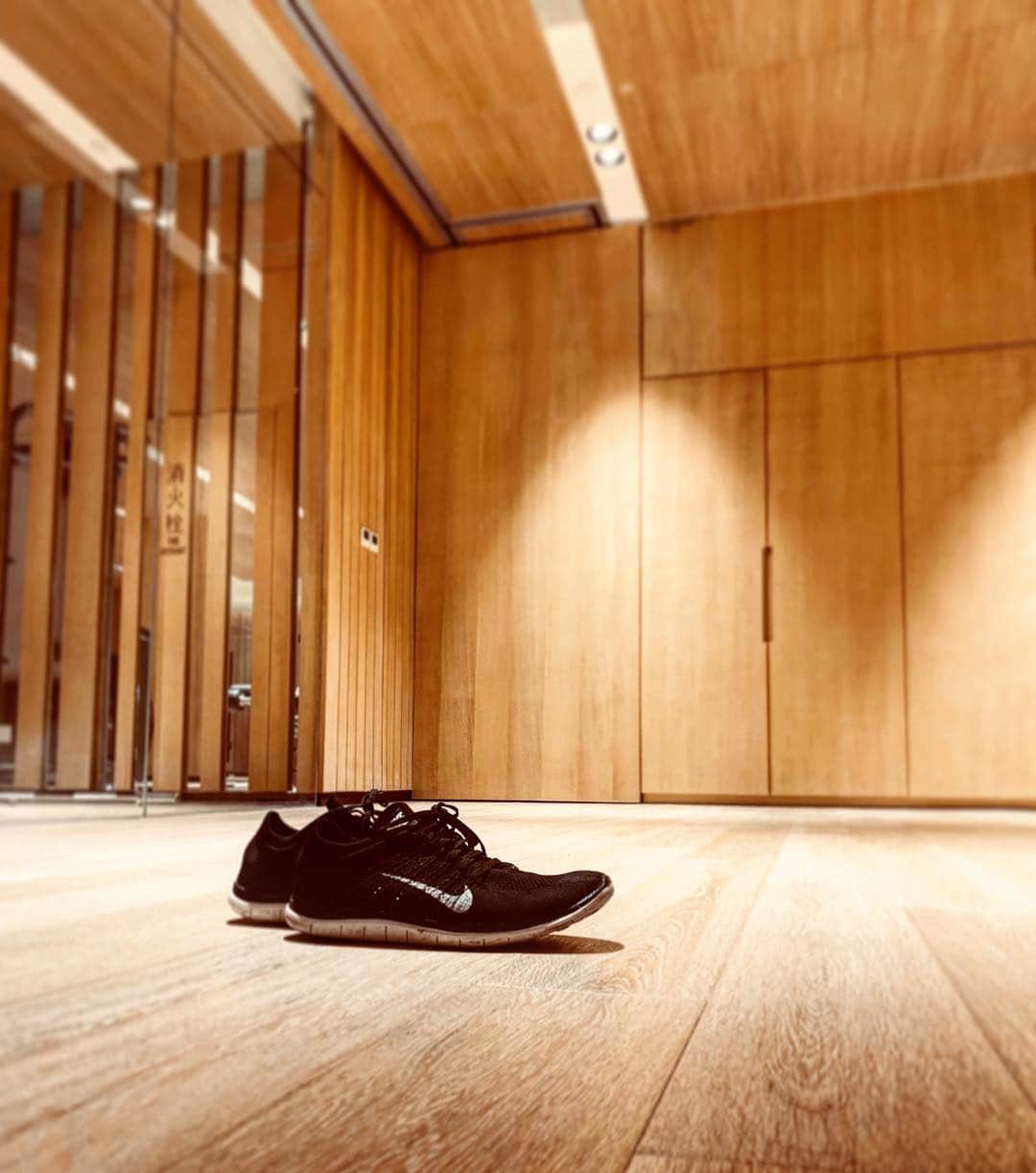 陳建州さんのインスタグラム写真 - (陳建州Instagram)「出門一定帶球鞋  有空就是要練一下⋯  完美的飯店健身房，清幽的訓練環境！  不能被老擊敗～～ 🤣🤣🤣」3月16日 13時31分 - blackielovelife