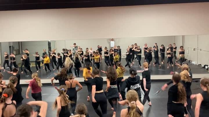 Nika Kljunのインスタグラム：「CLEAN AS ⚔️!!! 🔥🔥🔥🔥 Some of them are only 8 years old! 😩 Incredible, right? . Yesterday was a sad day for me but these dancing diamonds brightened up my evening. 💎💎💎 Haven’t taught a workshop with such an incredible supportive energy in a long time! They were sooo hungry to dance, learn and perform. It was everything I needed. 🙏🏼 . Thank you everyone who came to train with me at @evokedancemovement in Carlsbad, CA! U all are rockstars!!! ❤️🔥 . #teamgoals #soamazing #talentedkids #dancegoals #ciara #dose #lookonthebrightside #danceteacher #nikakljun Grandpa, this is for you... 😞🧡」
