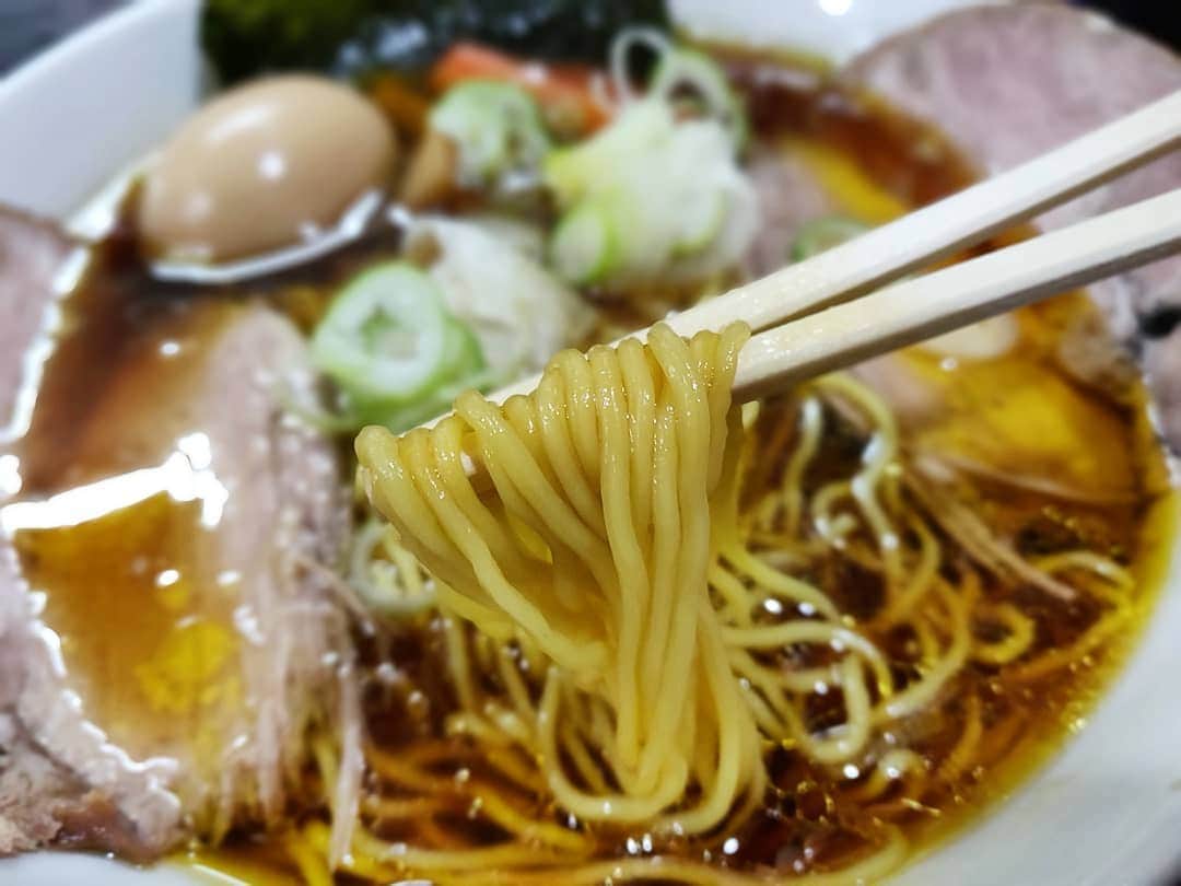 つけMen野郎さんのインスタグラム写真 - (つけMen野郎Instagram)「＿＿＿＿＿＿＿＿＿＿＿＿＿＿＿＿＿ 🍜：上品濃いめ 🏠：一条流がんこラーメン総本家(四谷三丁目) ￣￣￣￣￣￣￣￣￣￣￣￣￣￣￣￣￣ 【身体は味を覚えている】 雨の予報だろうと今日はどうしても来たかった。上品を心ゆくまで堪能したかった。ってな訳で久しぶりの… . ちゃっくどぉ〜ん！！ . じゅるりじゆるりとスープを啜り、身に沁み入る。あぁうまし。これでもかというくらいにスープを堪能する。また来週会いましょう。 ＿＿＿＿＿＿＿＿＿＿＿＿＿＿＿＿＿ #がんこっ子倶楽部 #2019がんこカウンター 8」3月16日 13時24分 - bokurarri