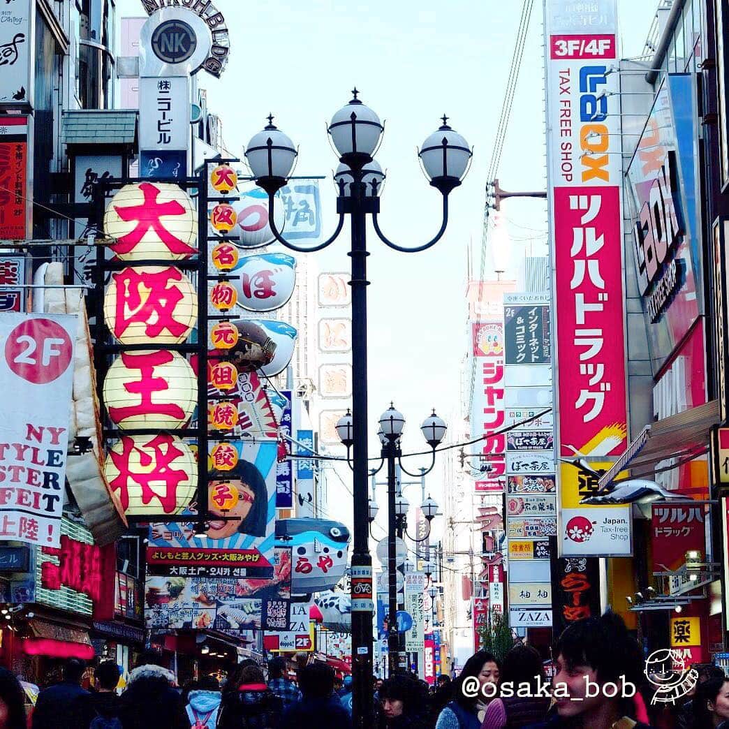 のインスタグラム：「Please make sure you visit Dotonbori when you come to Osaka! There's  something so exciting about this place... . ワイワイとにぎやかに大阪を楽しむなら道頓堀は必ず行ってほしいスポット♪ 人も看板もにぎやかにおもてなししてくれるで☆ . #道頓堀 #dotonbori #osakafun #withOsakaBob #OSAKA #maido」