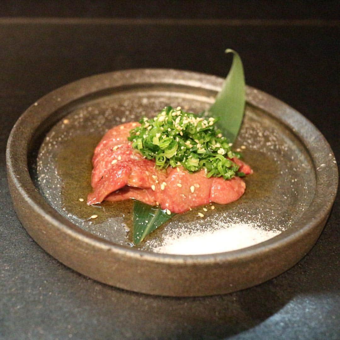 黒帯さんさんのインスタグラム写真 - (黒帯さんInstagram)「【大阪心斎橋】炭焼き・幸（SAIWAI）2019-03-1613:09:59NEW! テーマ：∟日本料理大阪の中心部、心斎橋はデパートや商店街でとても賑わいがあります。もちろん食い倒れの街大阪ですから、心斎橋にも言われ安くて美味しいグルメが沢山あります。  今回は、焼鳥屋は数あれど、こちら『炭焼き・幸-SAIWAI-』さんは、 その名の通り食べると幸せになれる極上の創作鶏料理を出してくれるお店。 盛り付けも美しいのが印象的でした。 店内はテーブル席2つにカウンターと決して大きくはありませんが、 落ち着いた雰囲気で  天井には桜が華やかにかざられていて ゆったりくつろいだり、カウンターでは田端さんとの会話を楽しんだりと、程よい距離感が心地よいです。 お通し  但馬鶏のささみとズリのえんがわ 蟹身の自家製ポン酢和え 子持ちこんにゃく　湯葉としらすと葉わさびの和え物 ホタルイカの酢みそ和え ５００円ですごいクオリティーです。  蟹味噌ポテサラのバケット添え 蟹のほのかな風味のカナッペが ワインをいただきたくなるようで おいしかったです。  肝スペシャル　700円 生臭さや雑味はなく、クリーミーさすら感じる肝の濃厚な味わいと、 口の中ですっと溶けるような食感はおいしかったです。 手間が非常にかかることから、他店では下処理が雑になってるところもあるそうですが、 こちらのお店では下処理を徹底的に行うことで、 安全でクリアな味わいの生肝を提供することが出来るのだそうです。  ささみのレア天　780円 美しい盛り付けも印象的なササミのレア天で 絶妙のタイミングで揚げられた天ぷらの断面は美しいピンク色で、 表面はカリッとした薄衣に仕上がっています。 口に入れると、中のササミはまるでとろけるようにやわらかく外のサクッとした香ばしさと相まって、 今まで食べたことのない不思議な食感と美味しさで 頬がキュッとしました。  生つくね　700円 他店では中々お目にかかれない生つくね。 焼きのつくねと違い生つくねは鶏の鮮度が良くないと出せないので、 これがメニューにあるということは、  それだけでこちらのお店が扱う鶏の鮮度に自信を持っているのがうかがえます。 またふたつきの容器で だしてくださりふたをとってくださるビジュアルの美しさも、 動画でとりたくなるフォトジェニックさを演出してくださいます。  〆は 鶏雑炊  ごはんに鶏もも肉の旨味が染み込み、おいしいだしがたっぷりの一品。 栄養満点のあったか雑炊は優しい味付けで、 疲れている身体に元気をくれるので、 さらに食欲があがりました 別のお店で修業した経験がないという店主さん。 独学で勉強を重ね、また数多くのお店を食べ歩くなどして、 これはと思うものはすぐに試作するなどして技を磨いてきたといいます。 だからこそメニューや盛り付けなどに、 このお店ならではの独創的なカラーが感じられるお店でしたよ。 炭焼き・幸心斎橋（SUMIYAKI・SAIWAI） 大阪府大阪市中央区東心斎橋1-4-11大和ビル8号館1階 06-4256-4262 炭焼き・幸 心斎橋 -  @woomy.restaurant  #大阪 #dinner #焼き鳥 #osaka #japan」3月16日 13時35分 - shin_kuroobisan